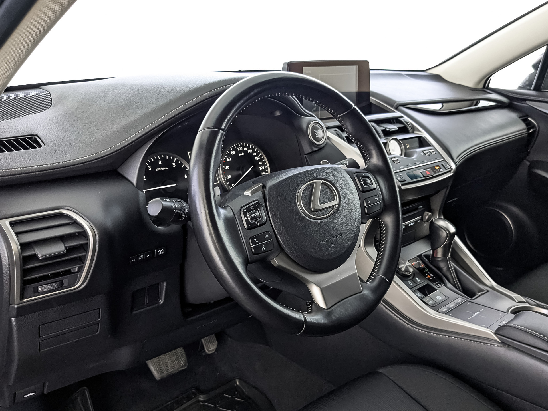 LEXUS NX 2.00 (150 л.с), автомат, 2020, пробег 135 995 км