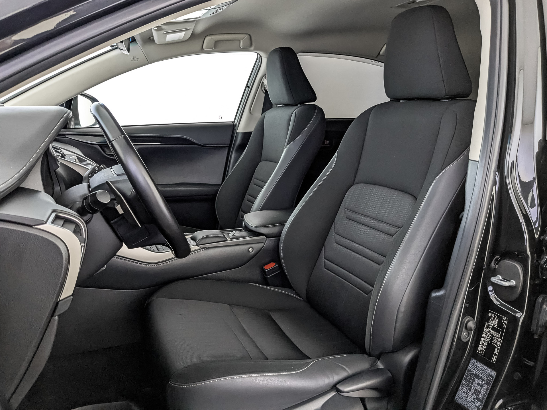 LEXUS NX 2.00 (150 л.с), автомат, 2020, пробег 135 995 км