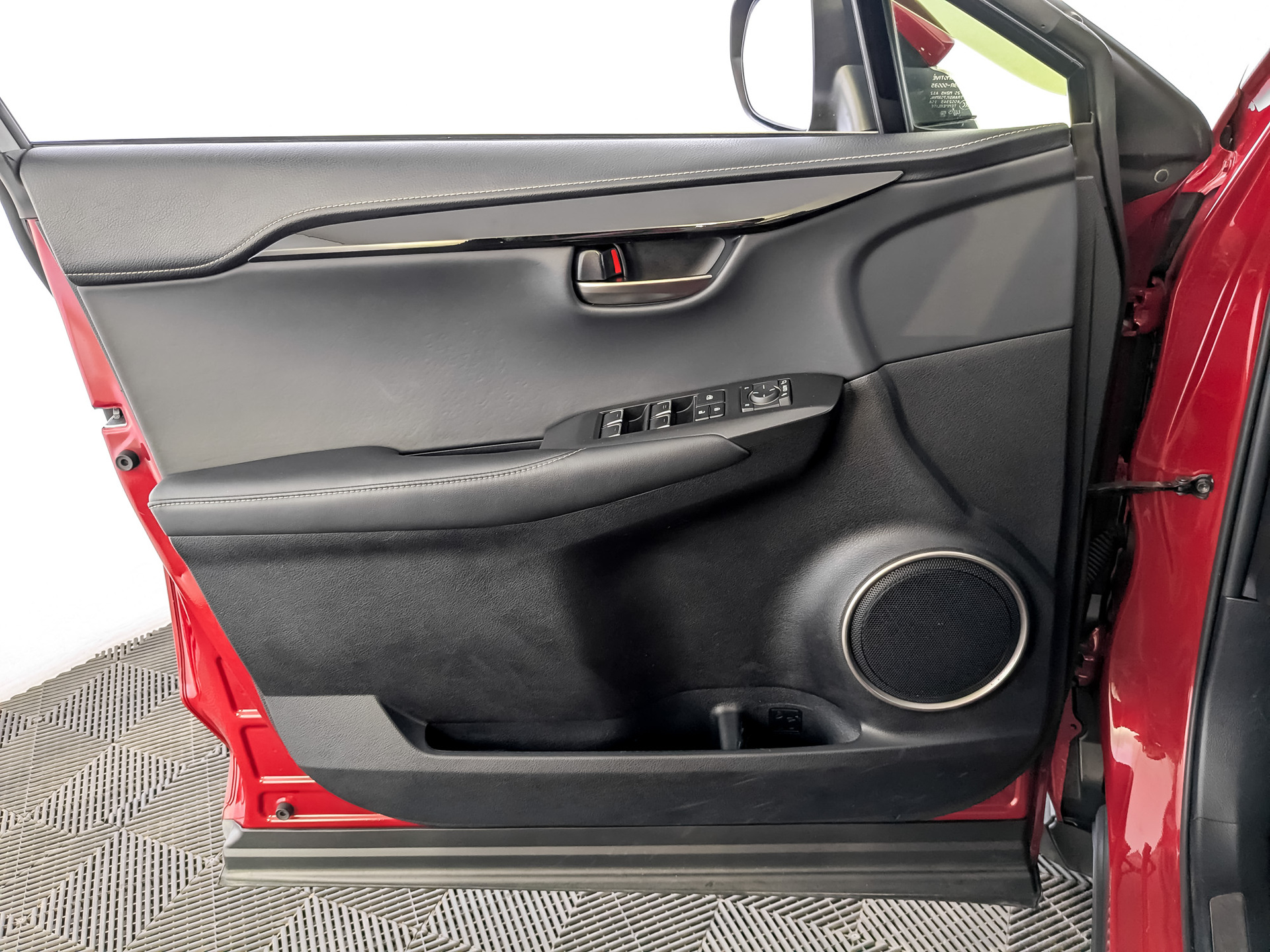 LEXUS NX 2.00 (150 л.с), автомат, 2020, пробег 111 913 км