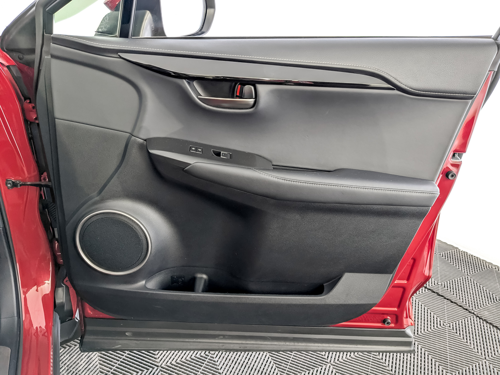 LEXUS NX 2.00 (150 л.с), автомат, 2020, пробег 111 913 км
