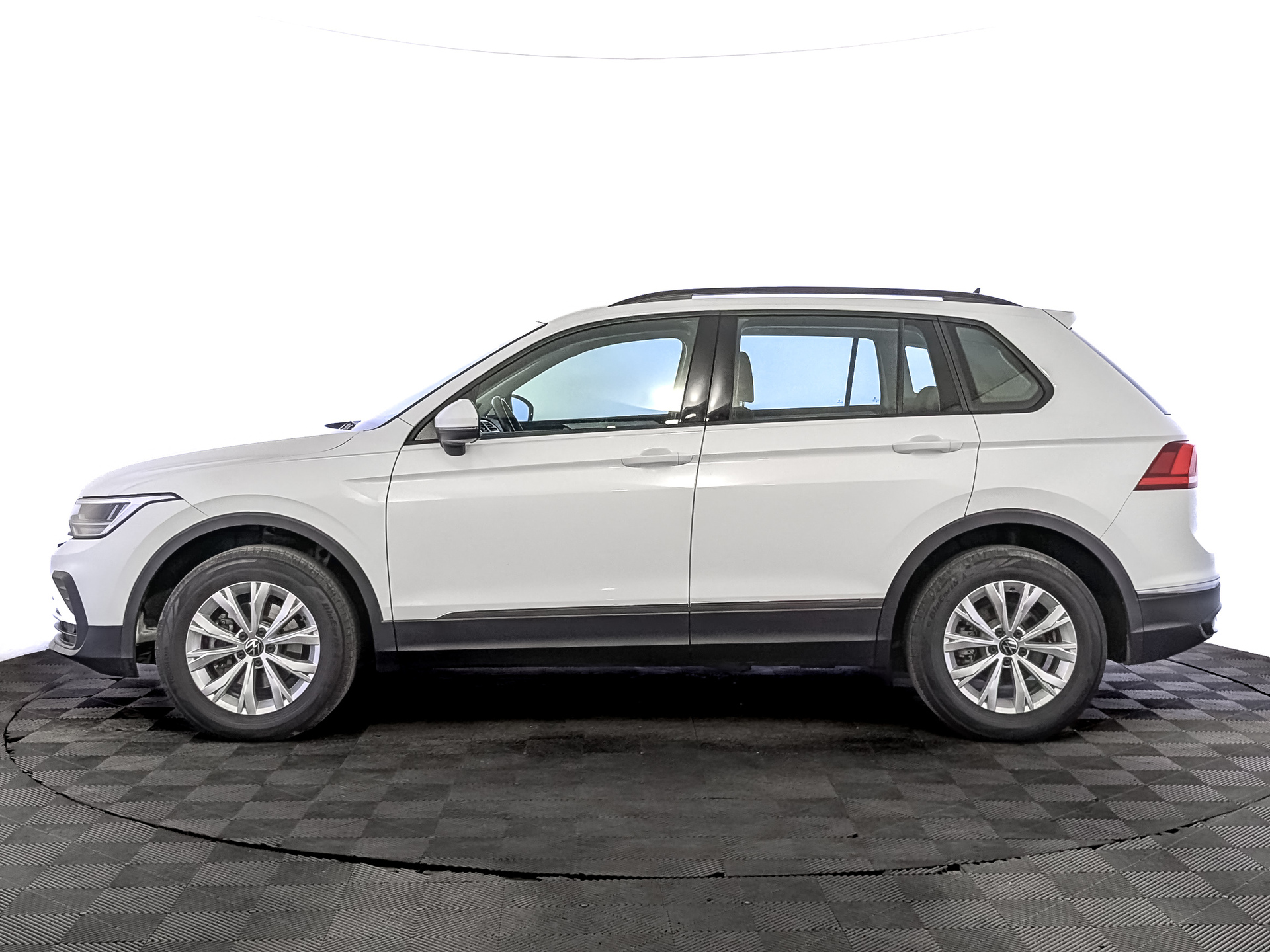 VOLKSWAGEN Tiguan 1.40 (150 л.с), автомат, 2021, пробег 73 888 км