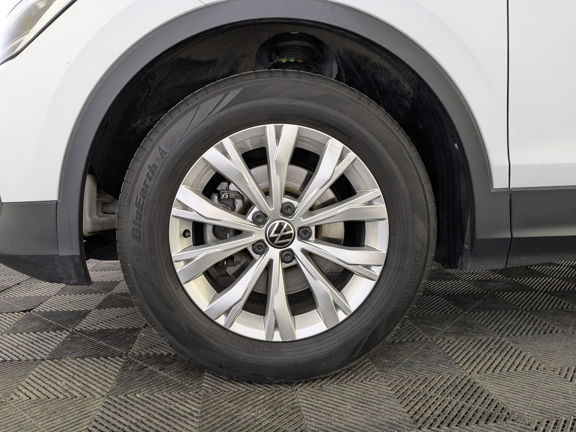 VOLKSWAGEN Tiguan 1.40 (150 л.с), автомат, 2021, пробег 73 888 км
