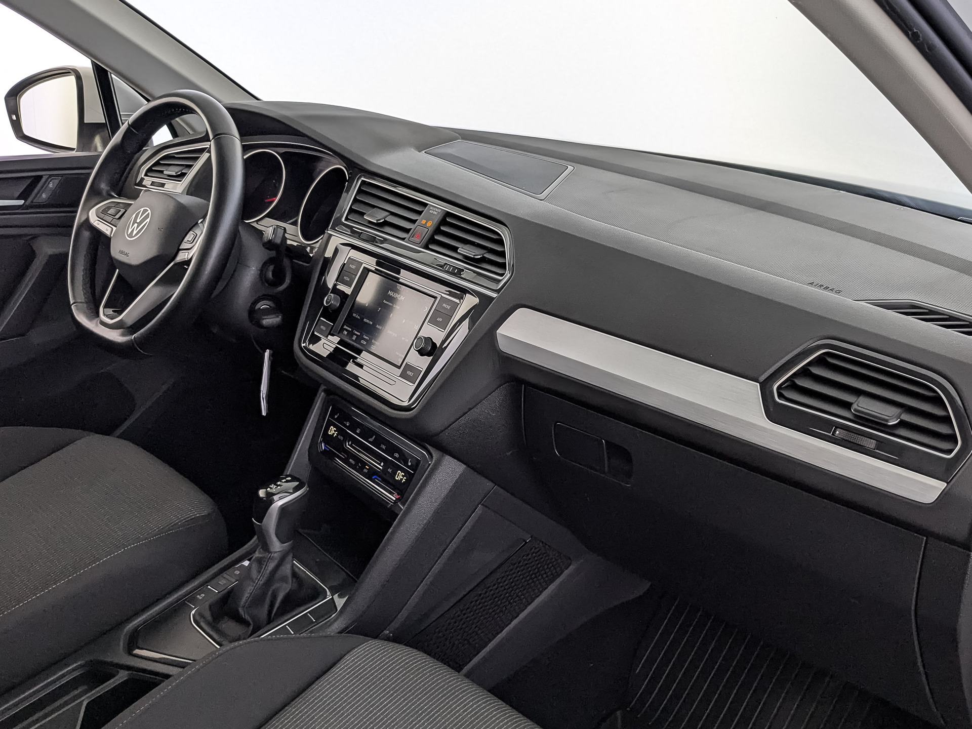 VOLKSWAGEN Tiguan 1.40 (150 л.с), автомат, 2021, пробег 73 888 км