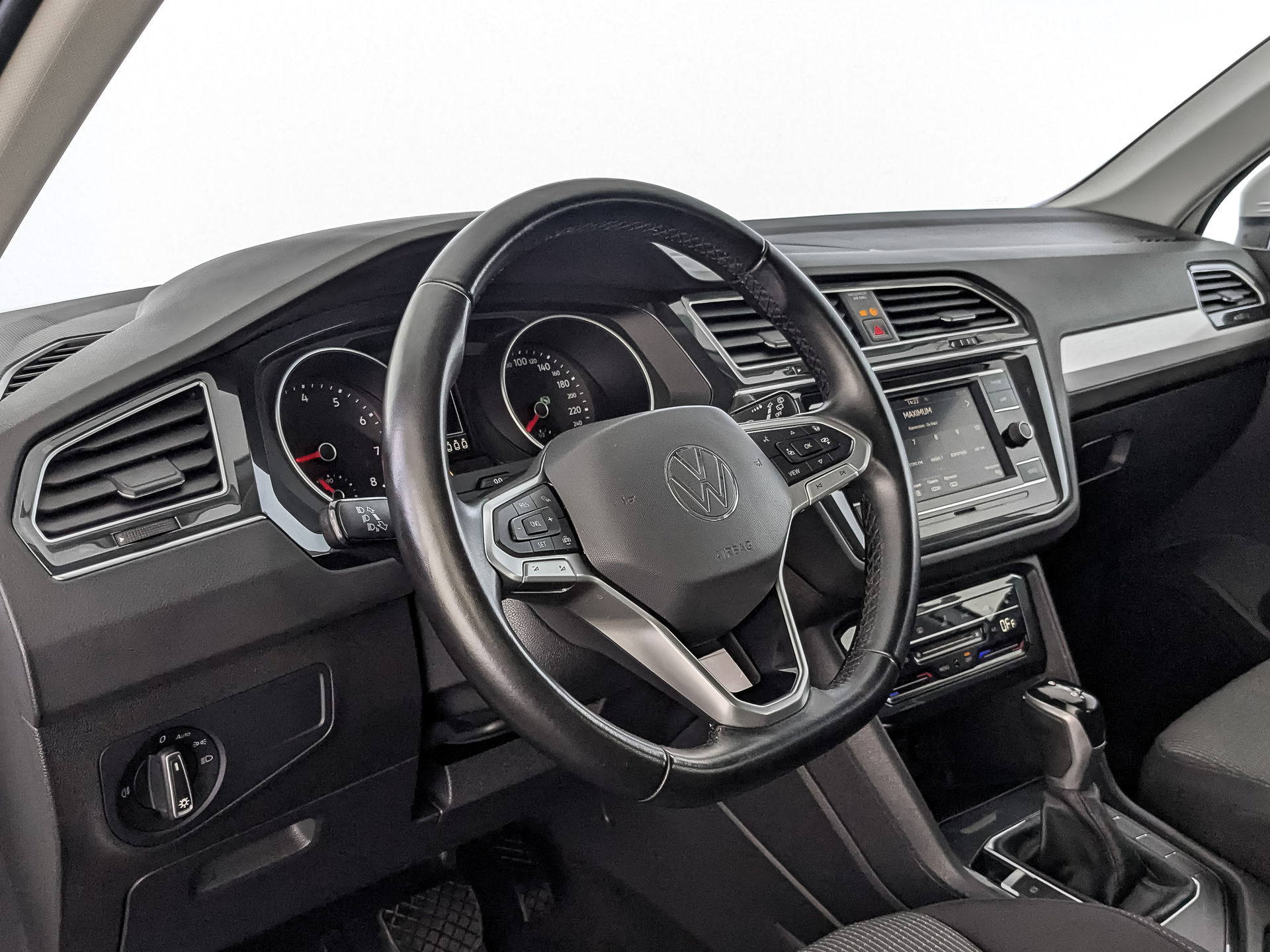 VOLKSWAGEN Tiguan 1.40 (150 л.с), автомат, 2021, пробег 73 888 км