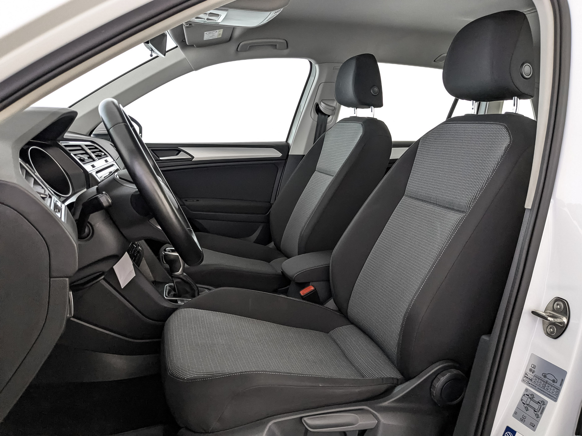 VOLKSWAGEN Tiguan 1.40 (150 л.с), автомат, 2021, пробег 73 888 км