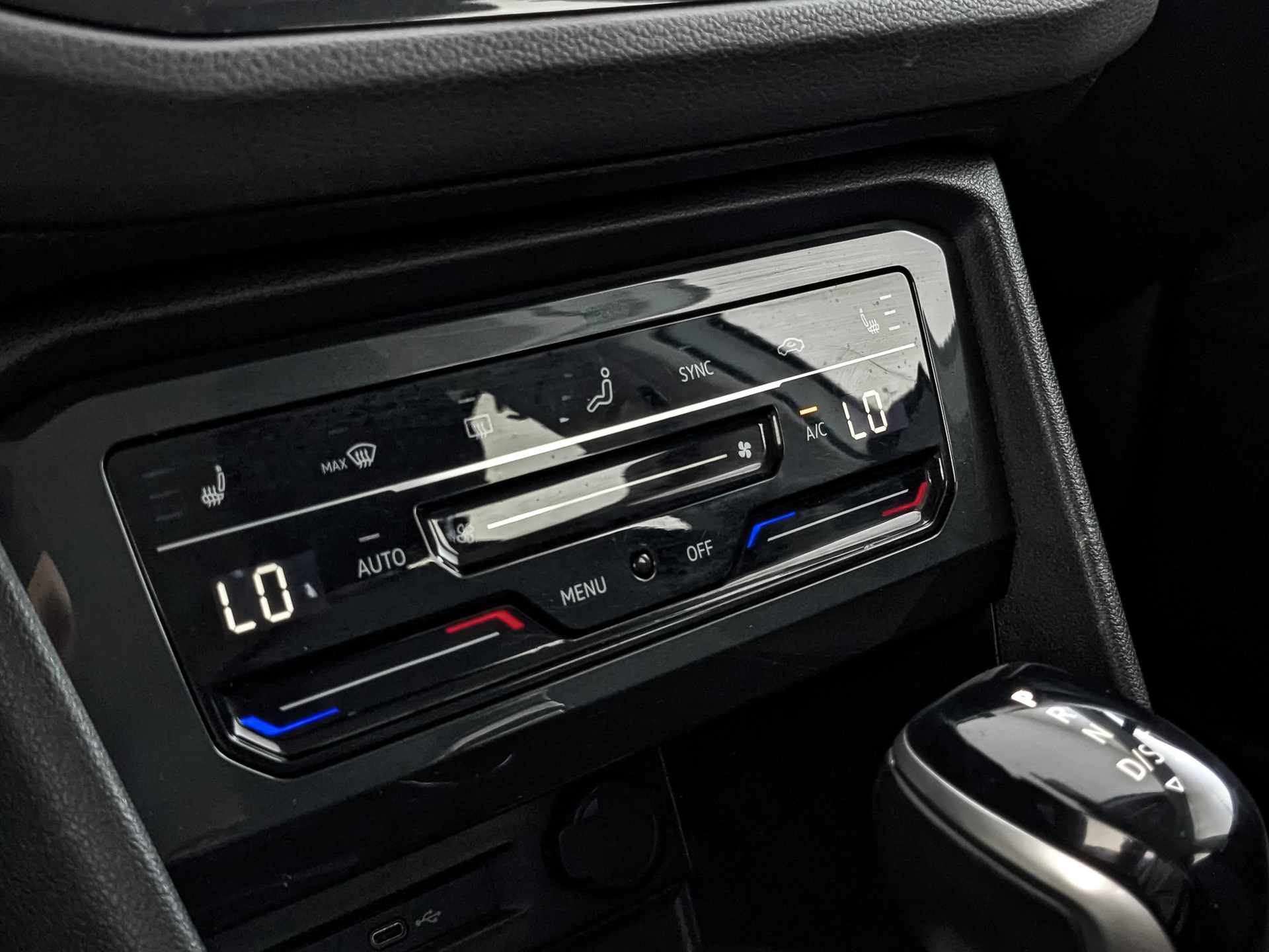 VOLKSWAGEN Tiguan 1.40 (150 л.с), автомат, 2021, пробег 73 888 км