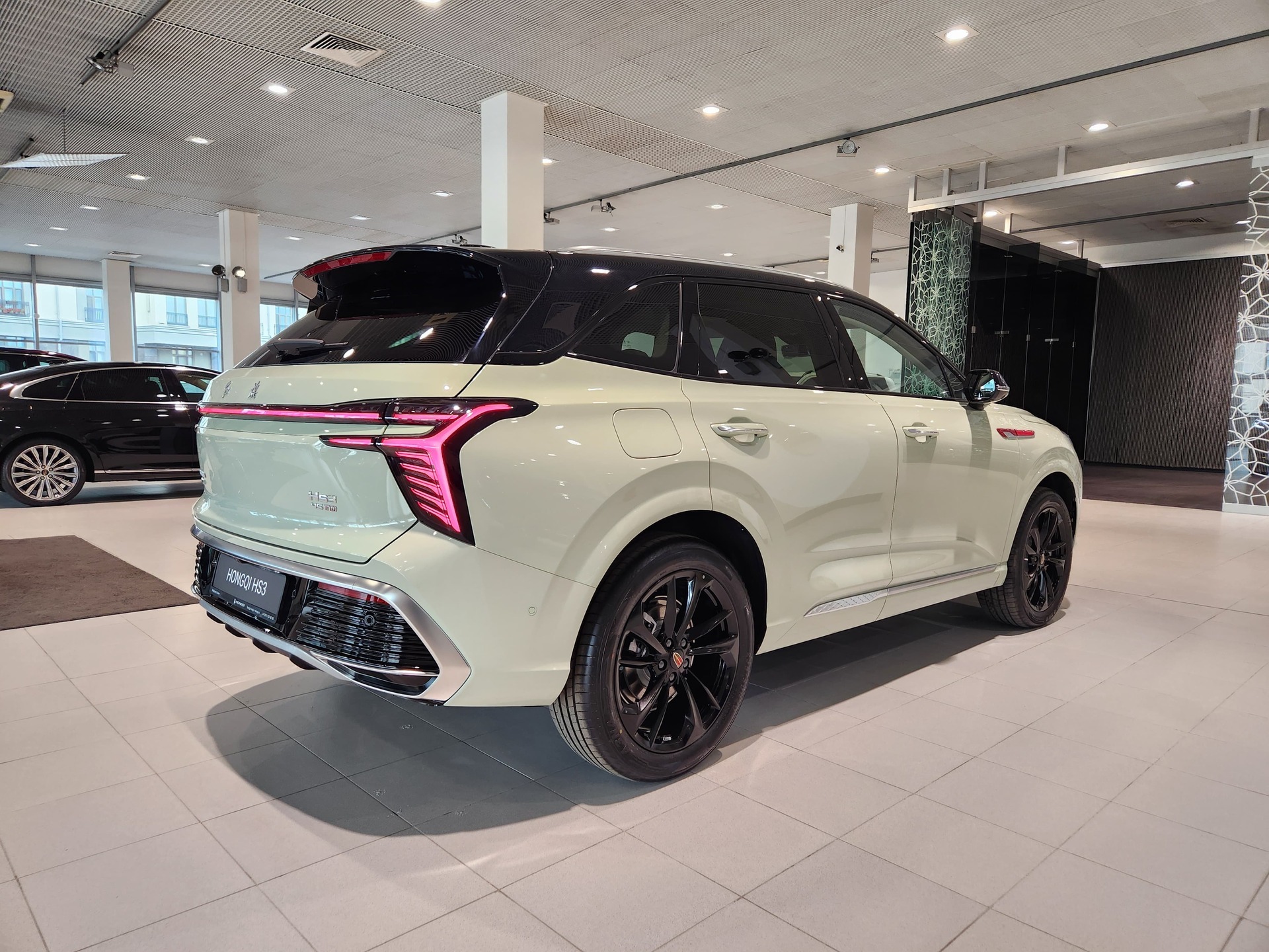 Фото Hongqi HS3 Deluxe 2.0Т/245 8AT 4WD
