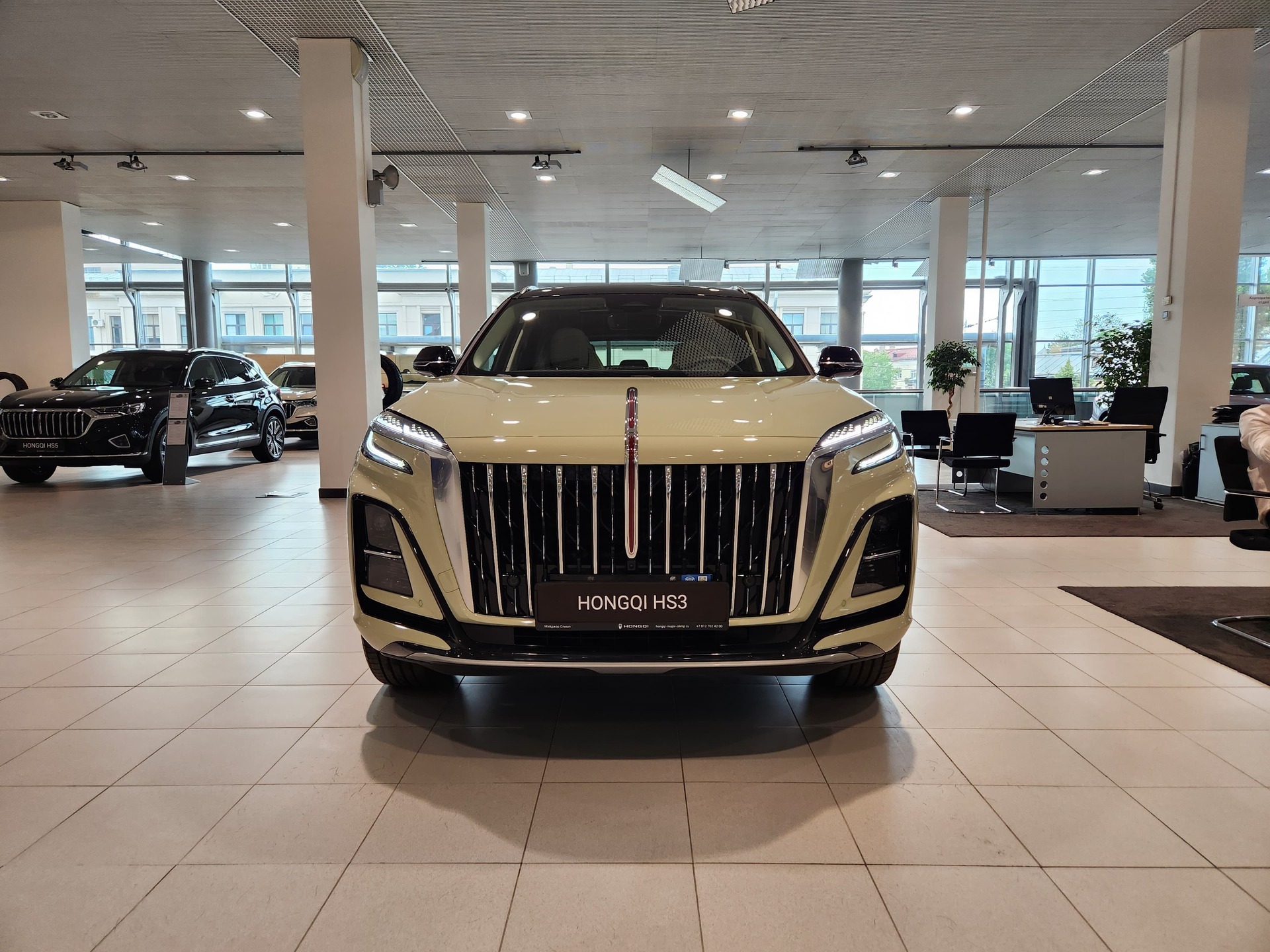 Фото Hongqi HS3 Deluxe 2.0Т/245 8AT 4WD