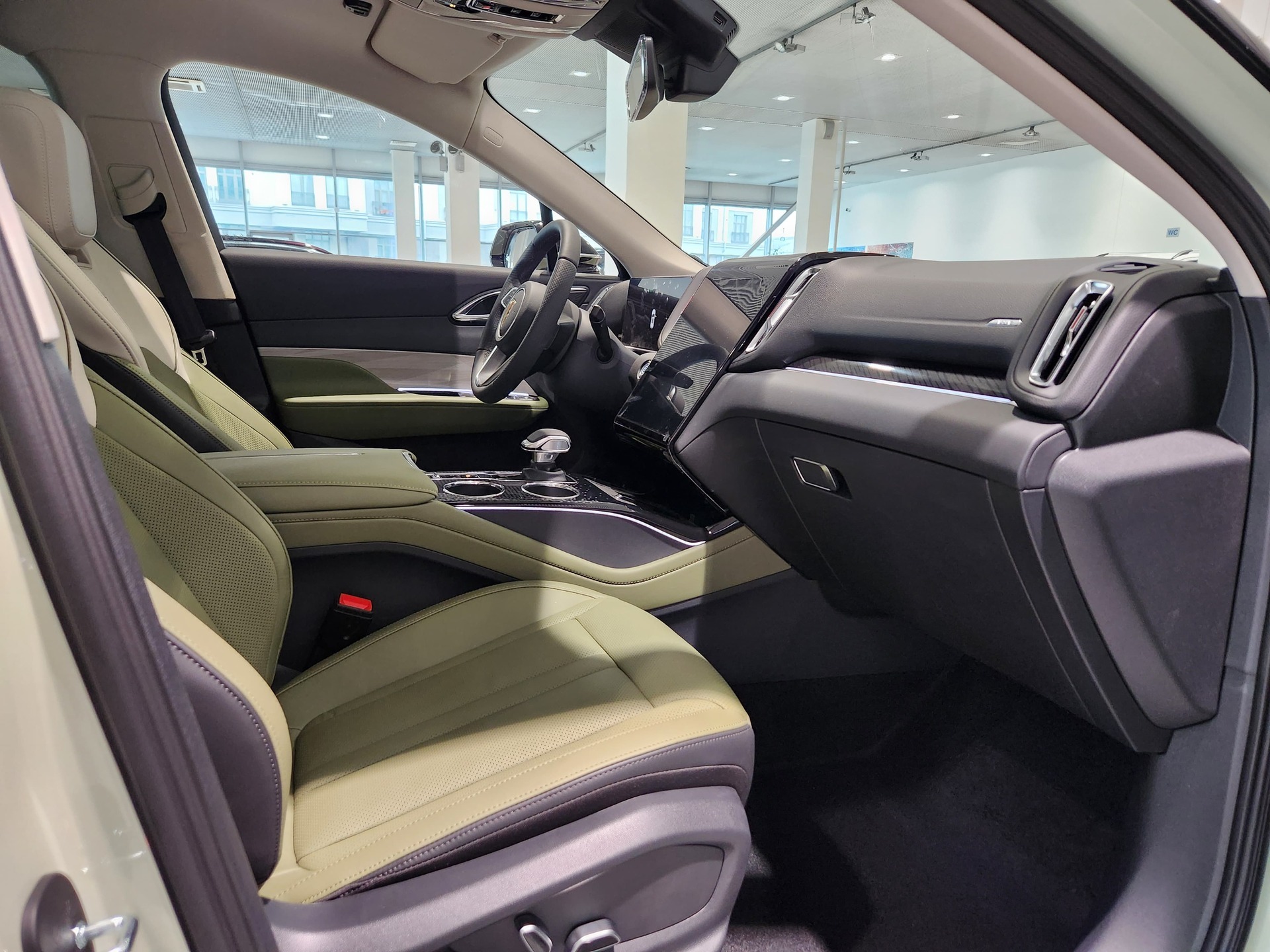 Фото Hongqi HS3 Deluxe 2.0Т/245 8AT 4WD