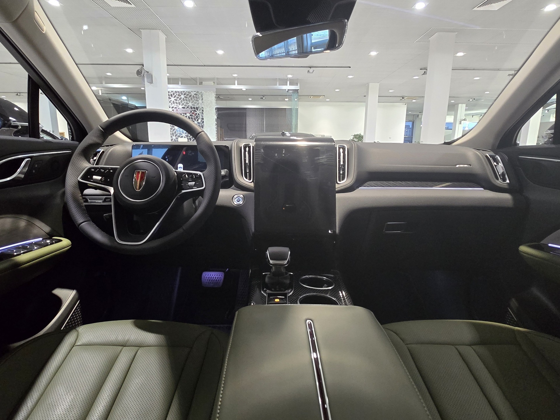 Фото Hongqi HS3 Deluxe 2.0Т/245 8AT 4WD