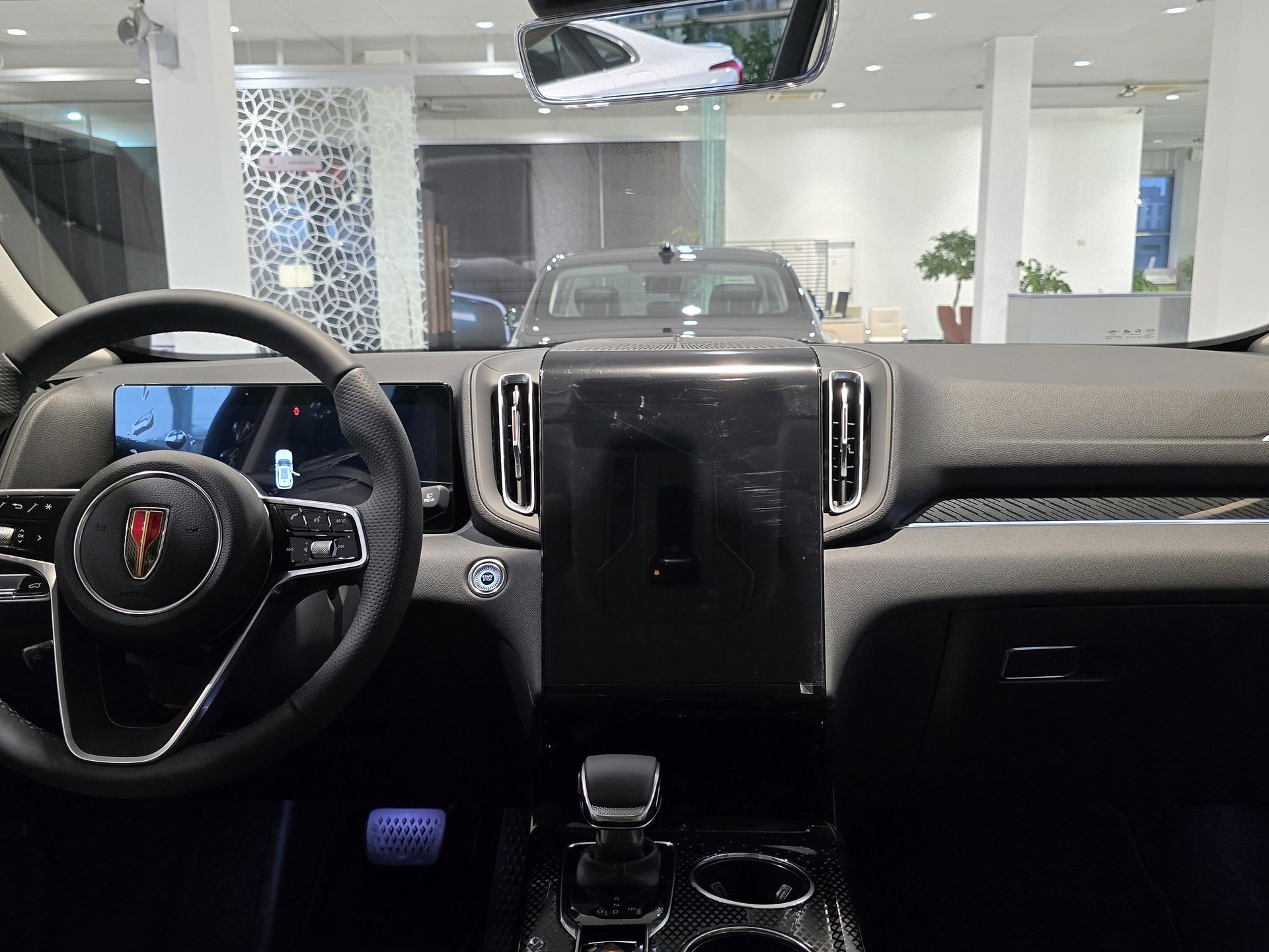 Фото Hongqi HS3 Deluxe 2.0Т/245 8AT 4WD
