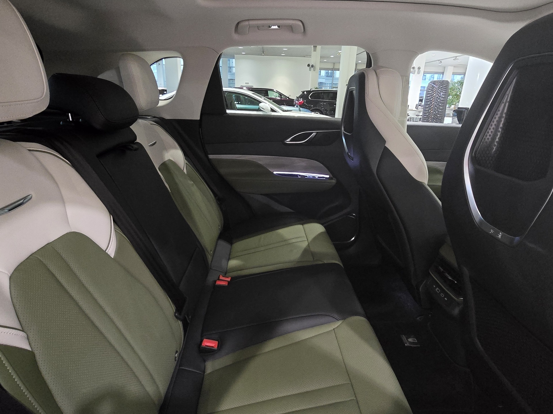 Фото Hongqi HS3 Deluxe 2.0Т/245 8AT 4WD