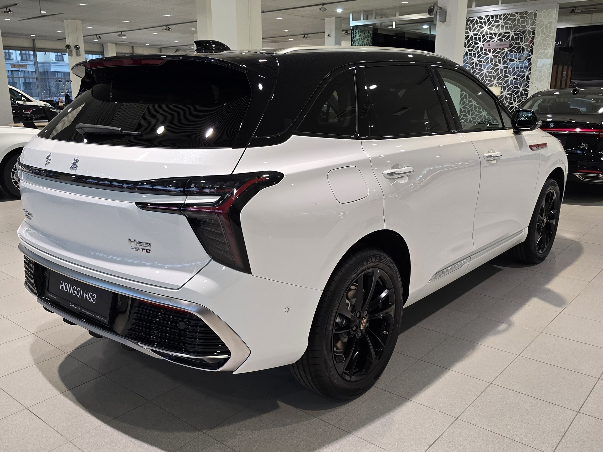 Фото Hongqi HS3 Deluxe 2.0Т/245 8AT 4WD