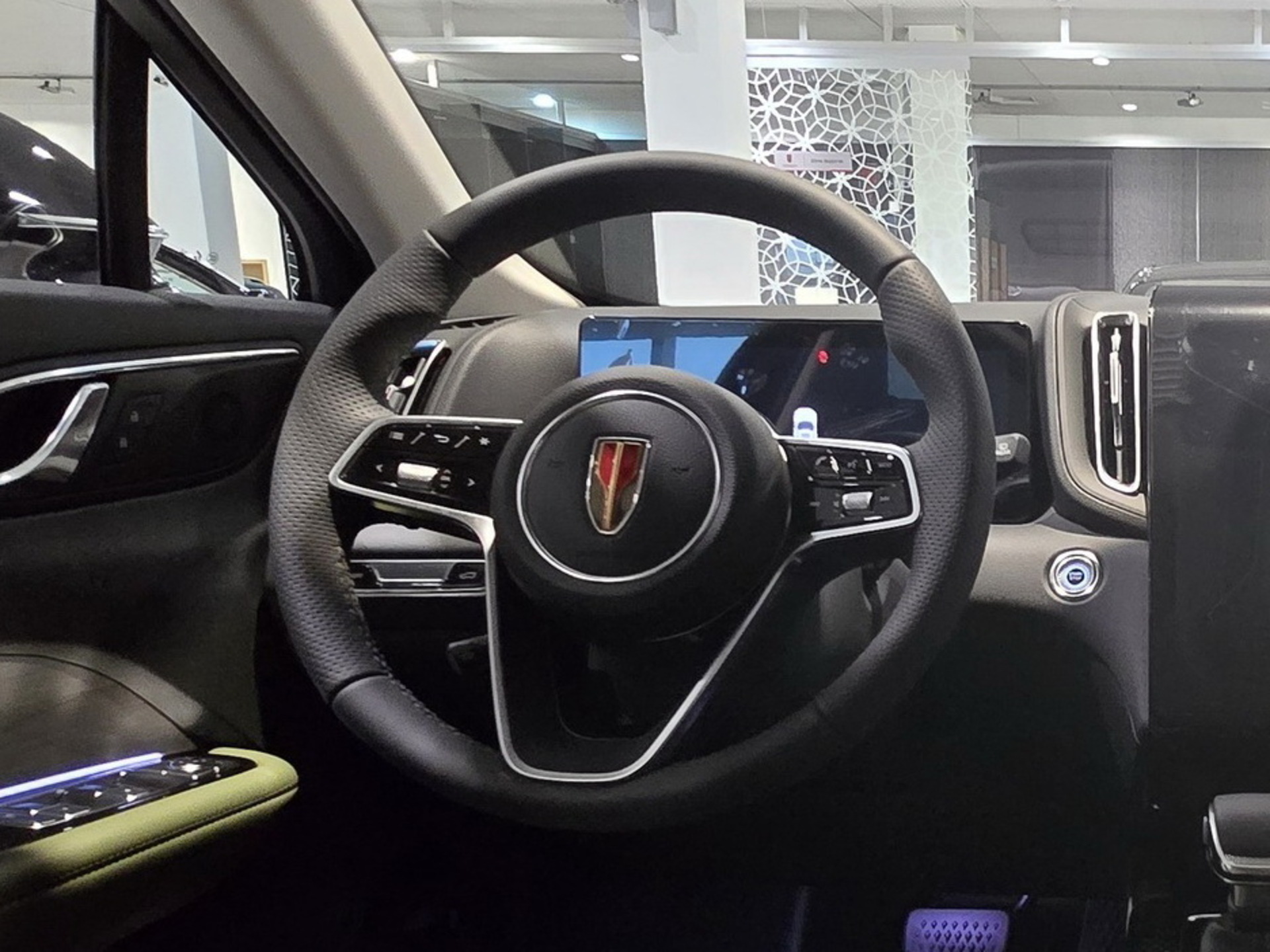 Фото Hongqi HS3 Deluxe 2.0Т/245 8AT 4WD