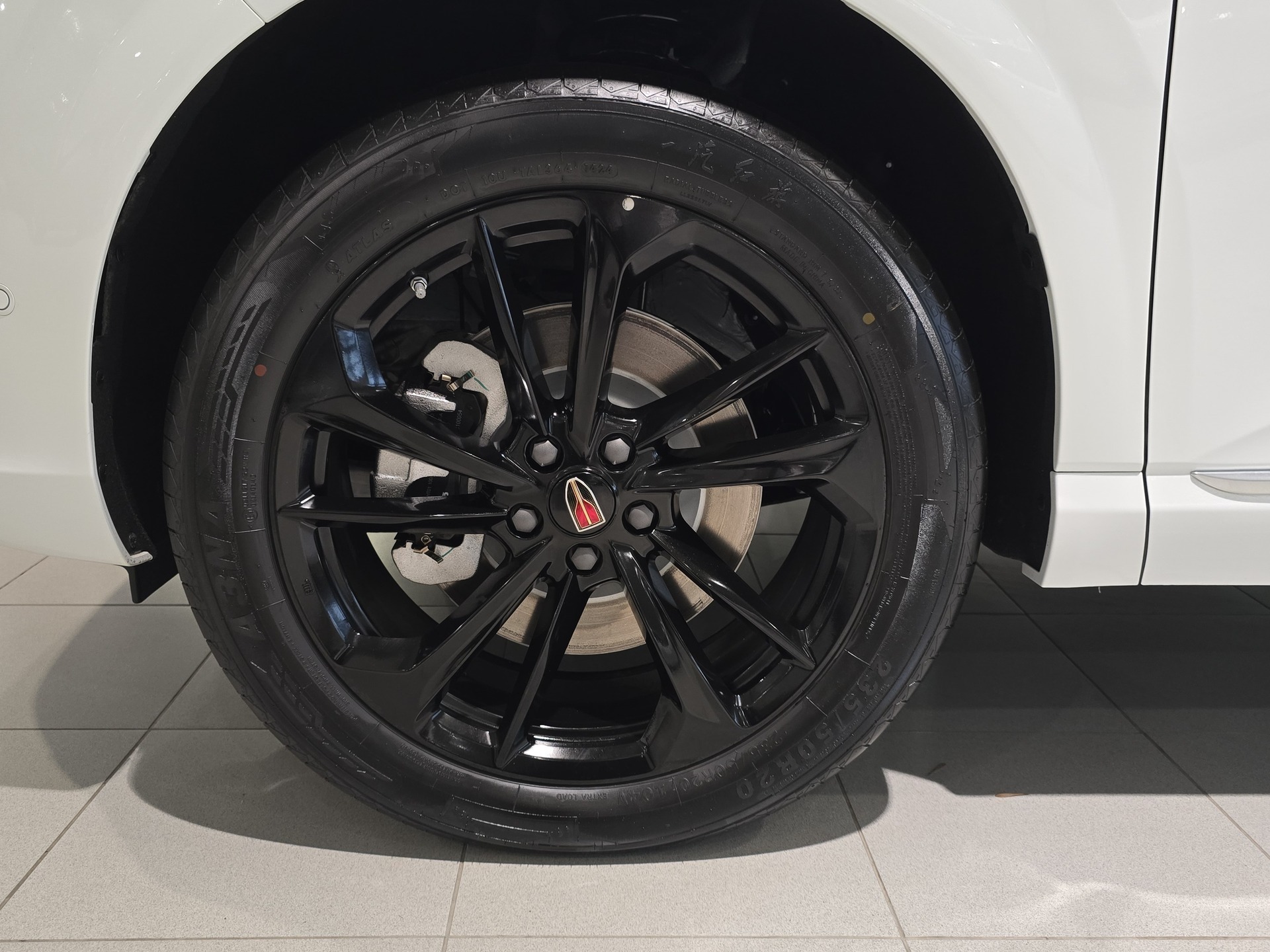 Фото Hongqi HS3 Deluxe 2.0Т/245 8AT 4WD