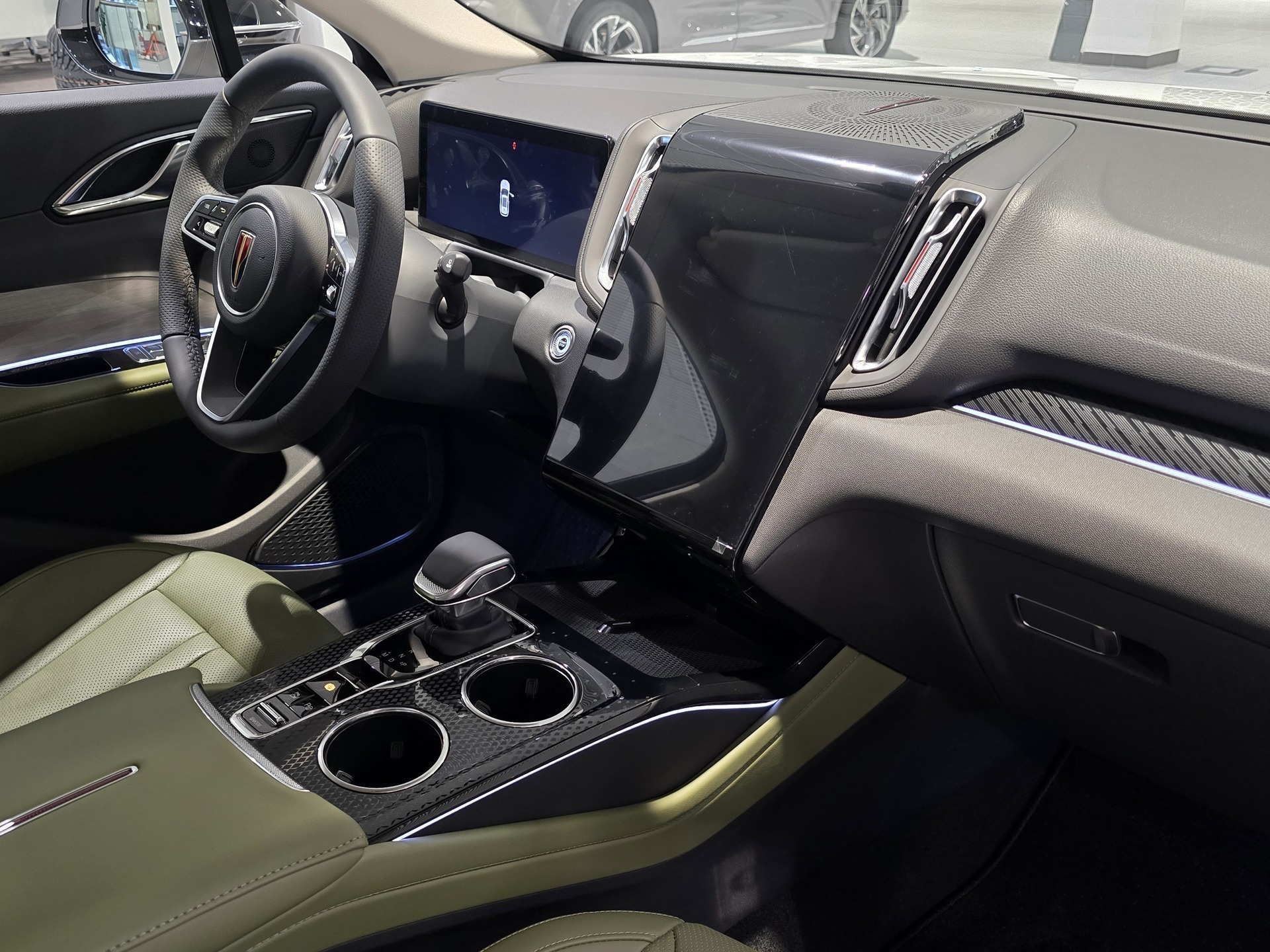 Фото Hongqi HS3 Deluxe 2.0Т/245 8AT 4WD