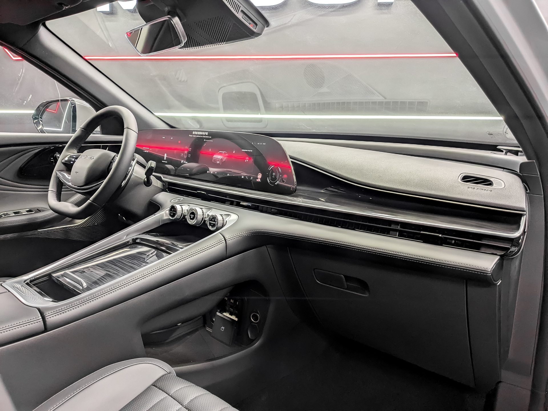 Фото Exeed RX Premium 2.0T/249 8AT 4WD