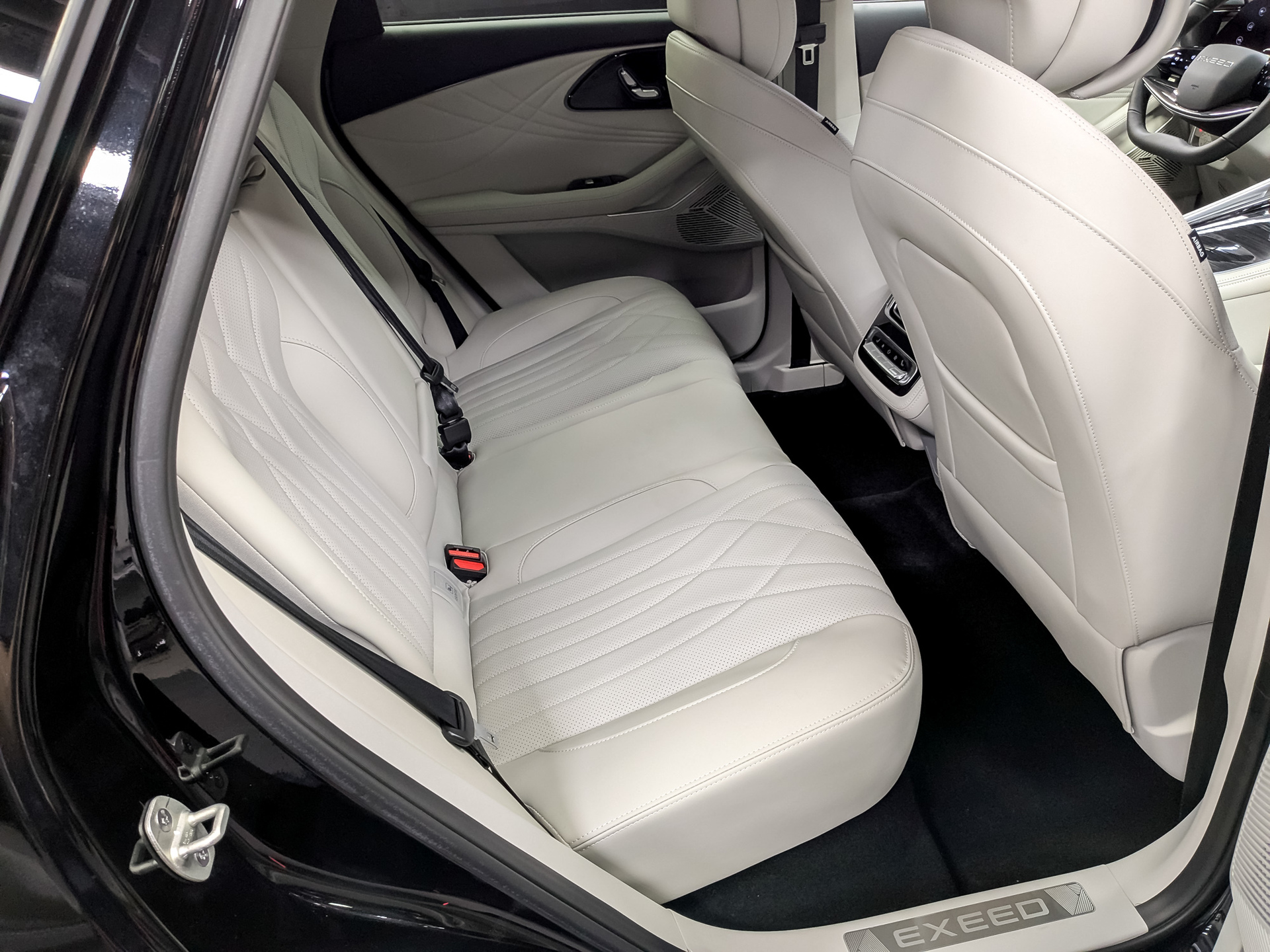 Фото Exeed RX Premium 2.0T/249 8AT 4WD