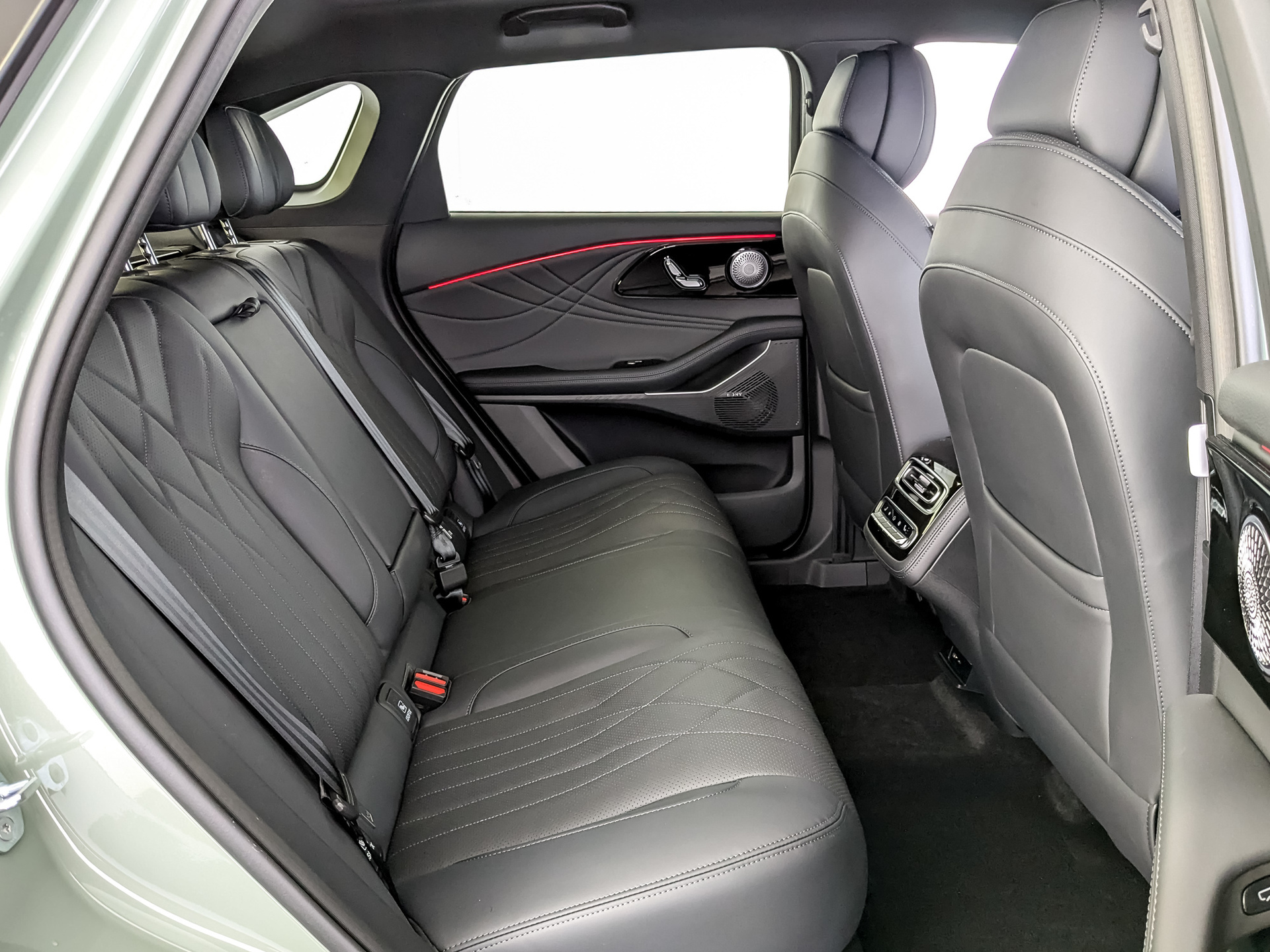 Фото Exeed RX Flagship 2.0T/249 8AT 4WD