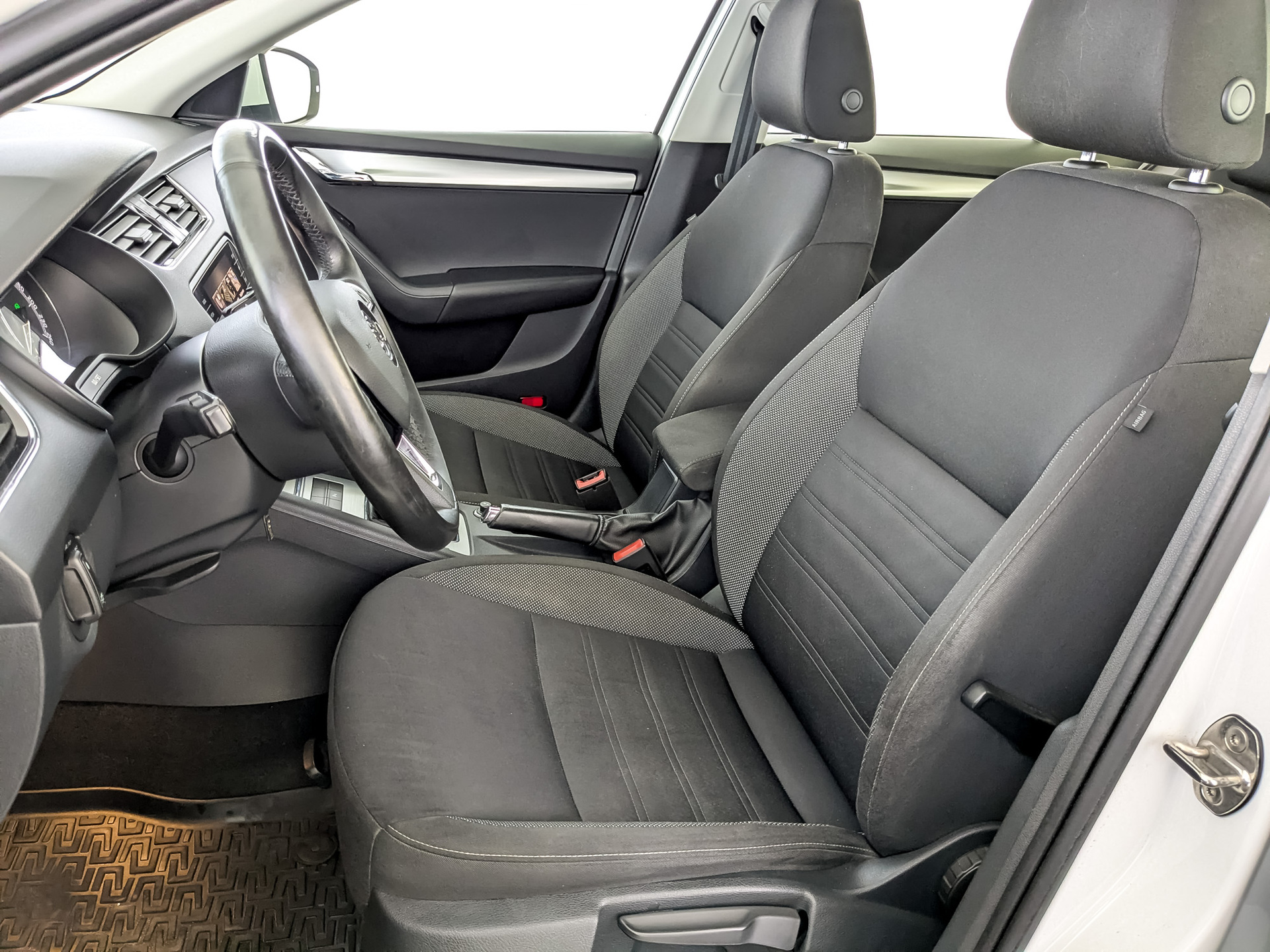 SKODA Octavia 1.60 (110 л.с), автомат, 2020, пробег 118 839 км