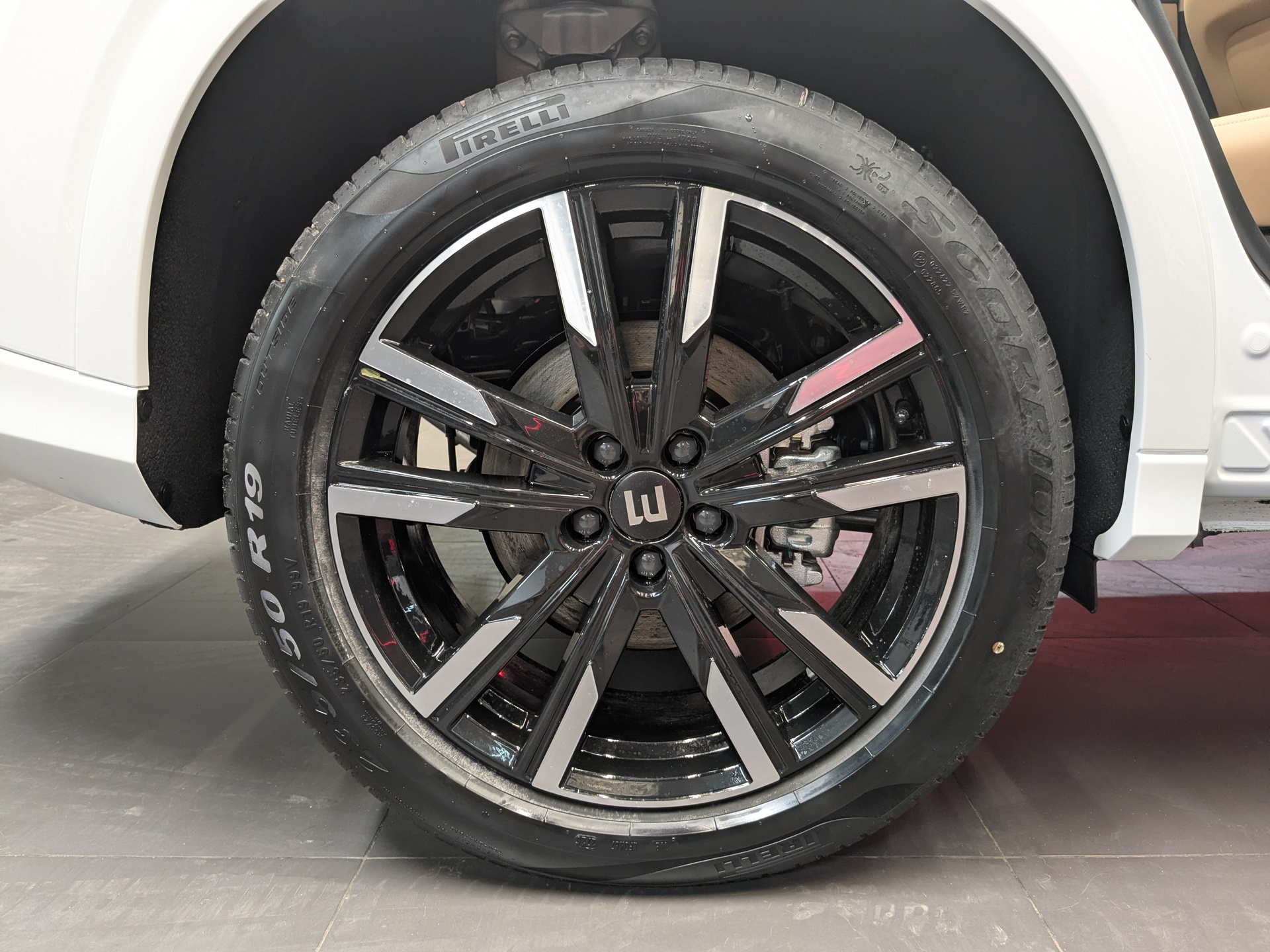 Фото Evolute i-SPACE 5 мест 1.5ELH/159 25кВт 4WD