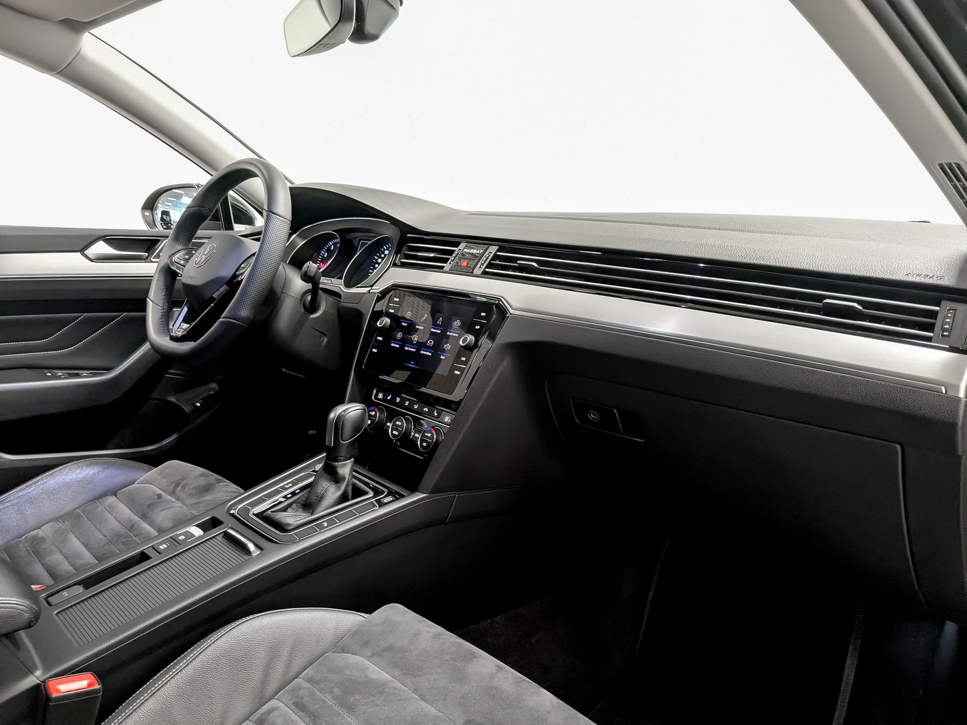 VOLKSWAGEN Passat 2.00 (190 л.с), автомат, 2020, пробег 102 593 км