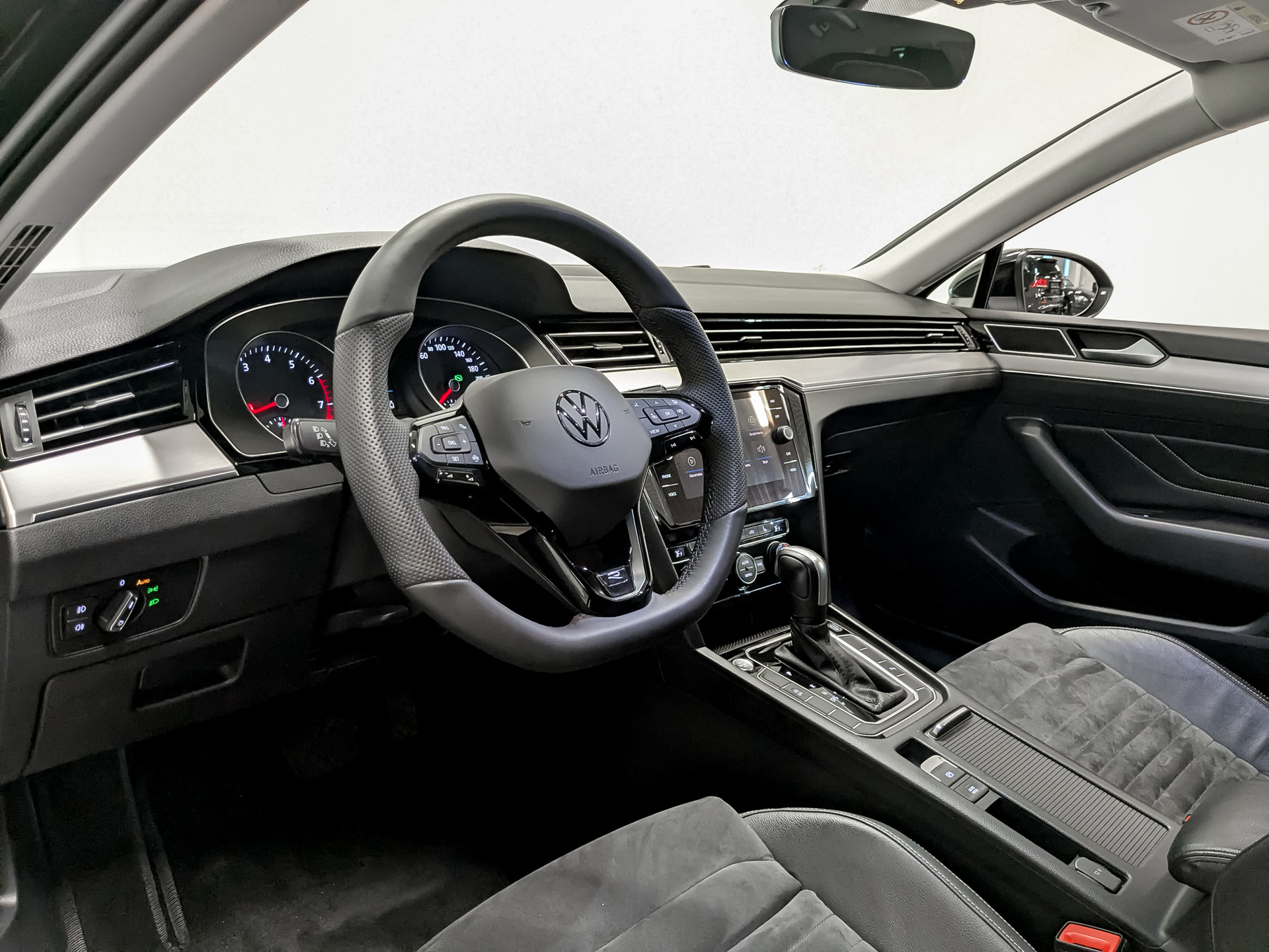 VOLKSWAGEN Passat 2.00 (190 л.с), автомат, 2020, пробег 102 593 км