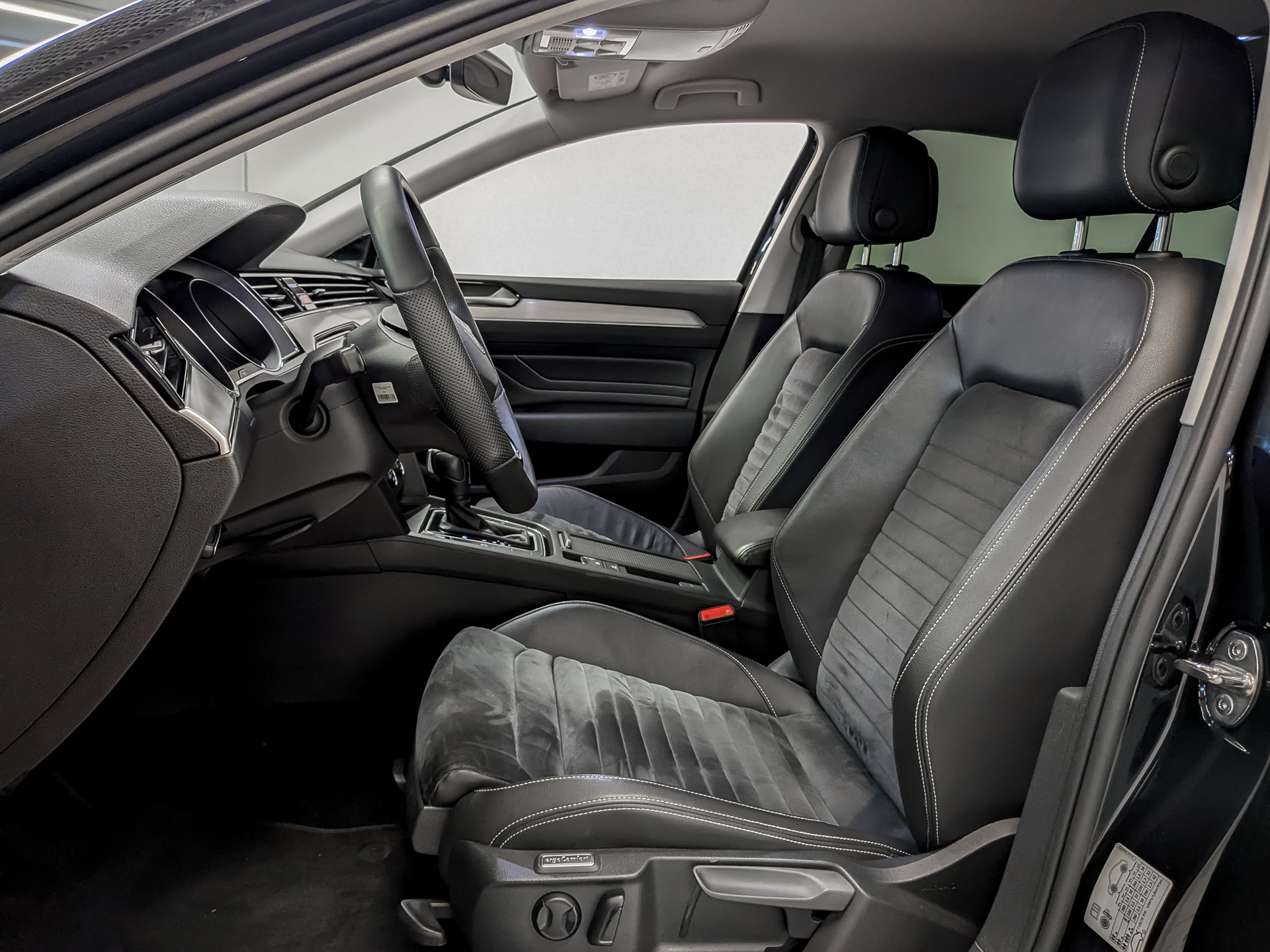 VOLKSWAGEN Passat 2.00 (190 л.с), автомат, 2020, пробег 102 593 км