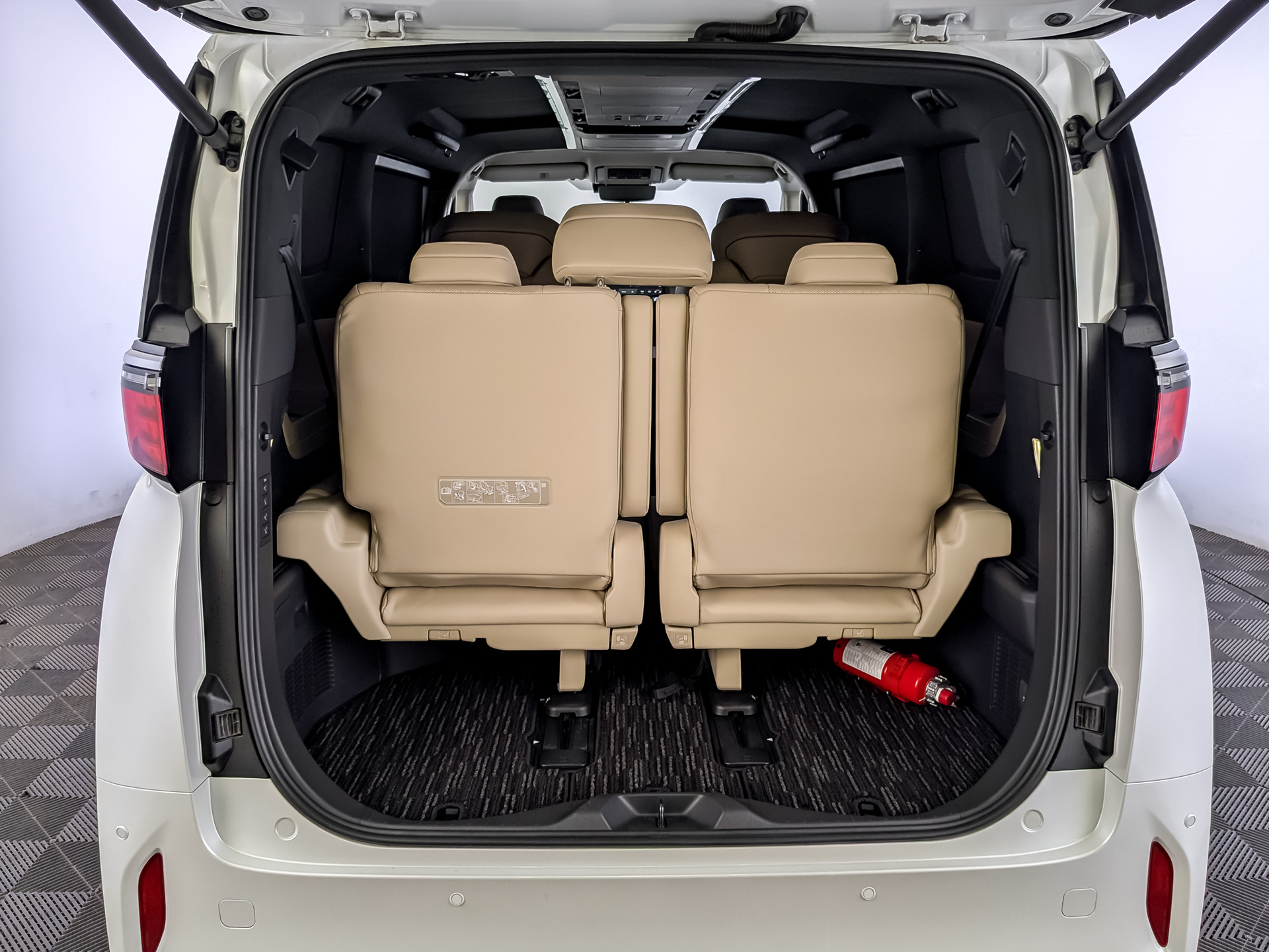 TOYOTA Alphard 2.50 (292 л.с), автомат, 2024, пробег 15 877 км
