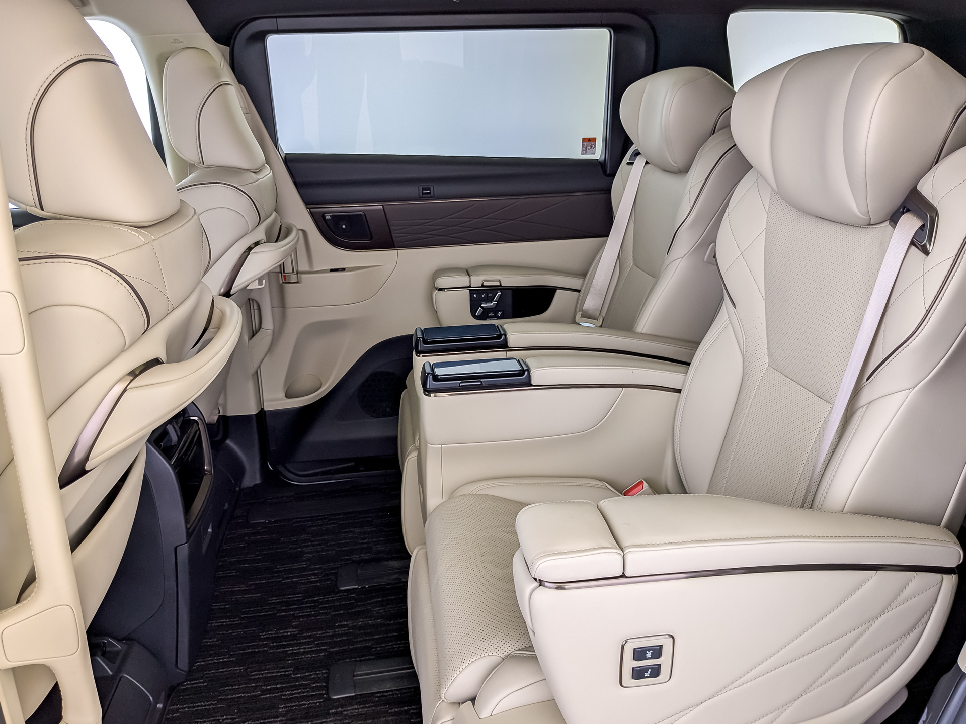 TOYOTA Alphard 2.50 (292 л.с), автомат, 2024, пробег 15 877 км