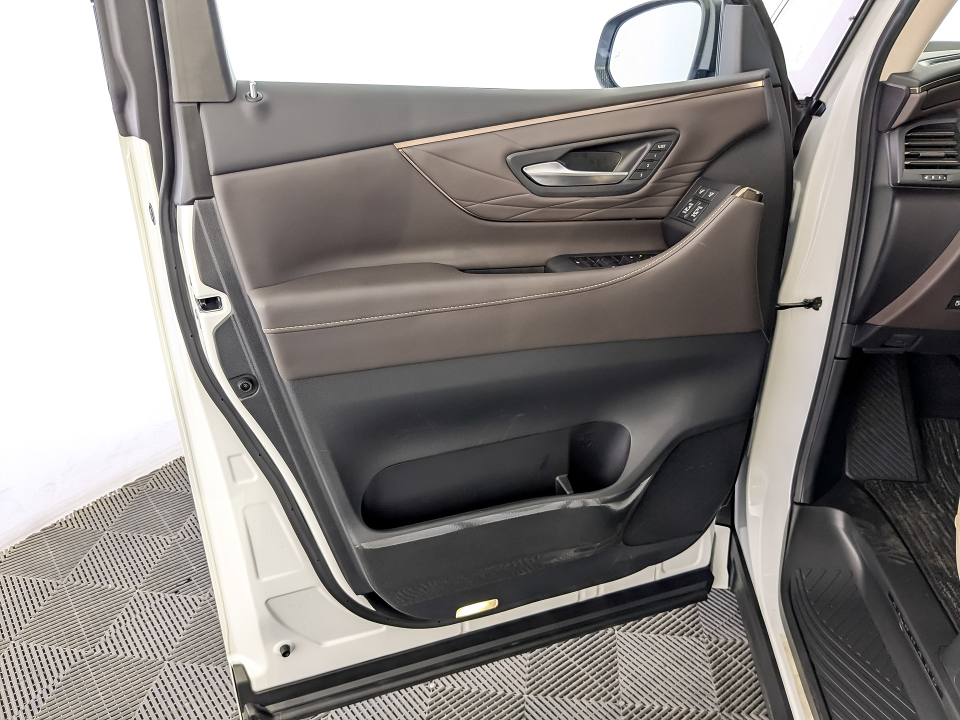 TOYOTA Alphard 2.50 (292 л.с), автомат, 2024, пробег 15 877 км