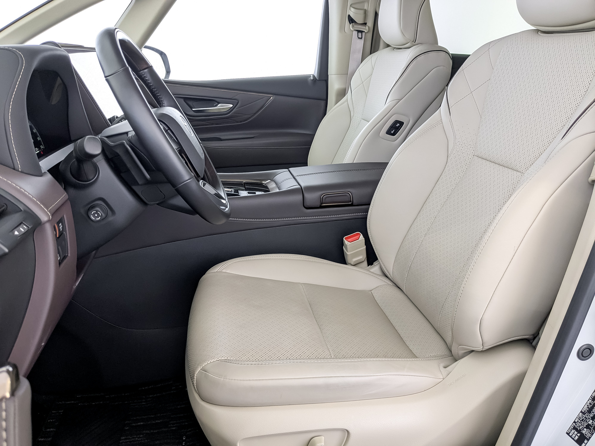 TOYOTA Alphard 2.50 (292 л.с), автомат, 2024, пробег 15 877 км
