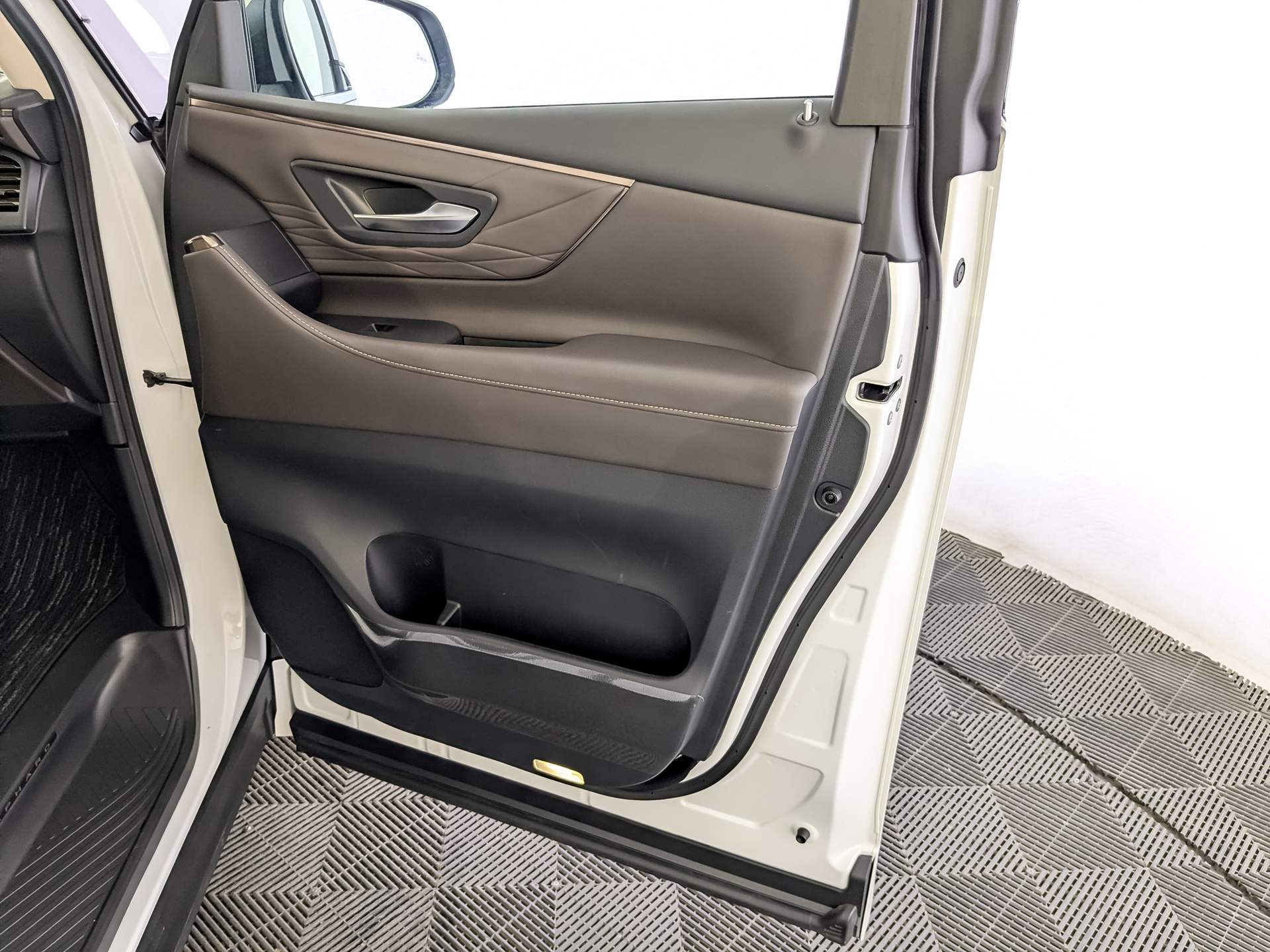 TOYOTA Alphard 2.50 (292 л.с), автомат, 2024, пробег 15 877 км