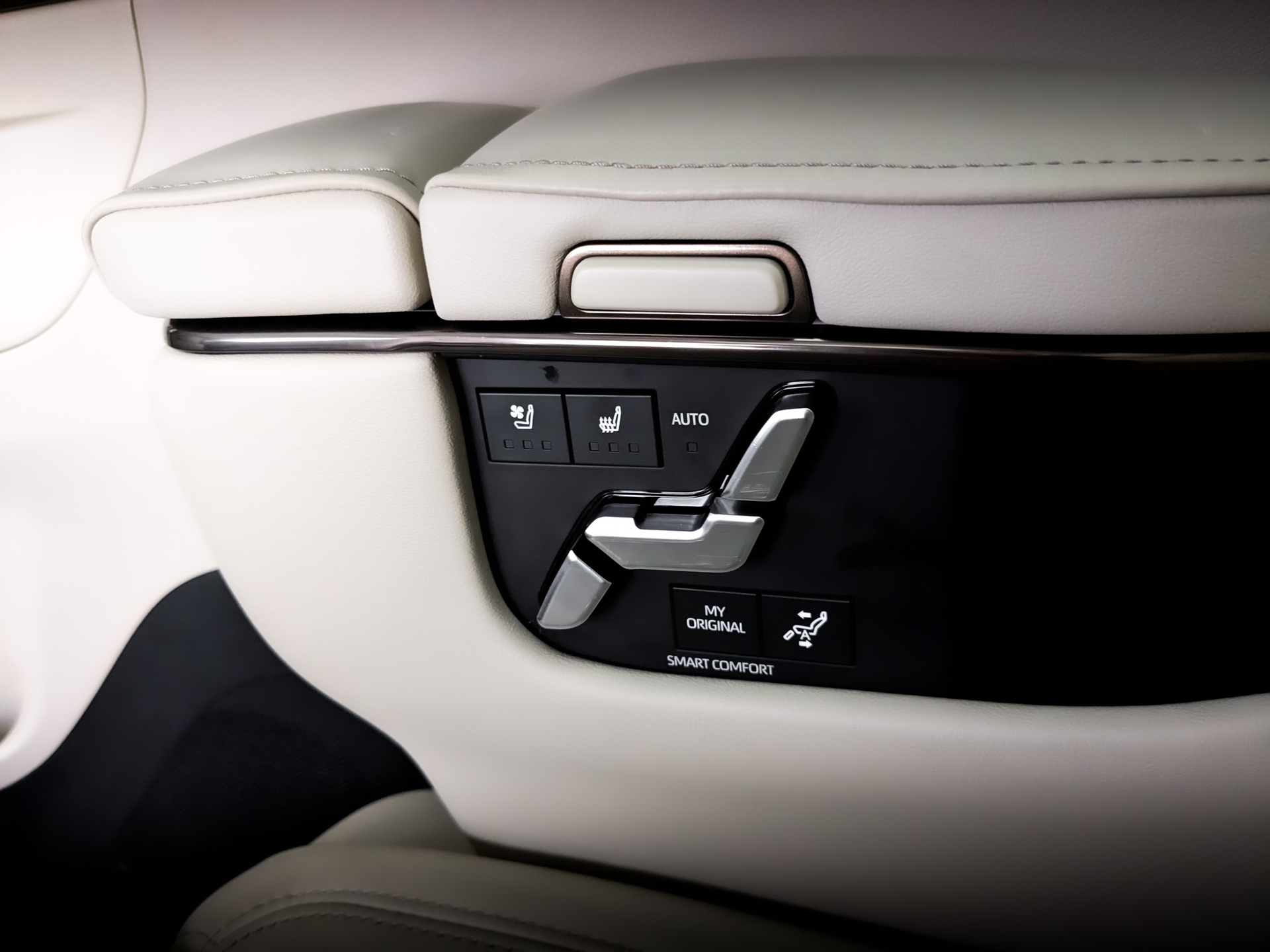 TOYOTA Alphard 2.50 (292 л.с), автомат, 2024, пробег 15 877 км