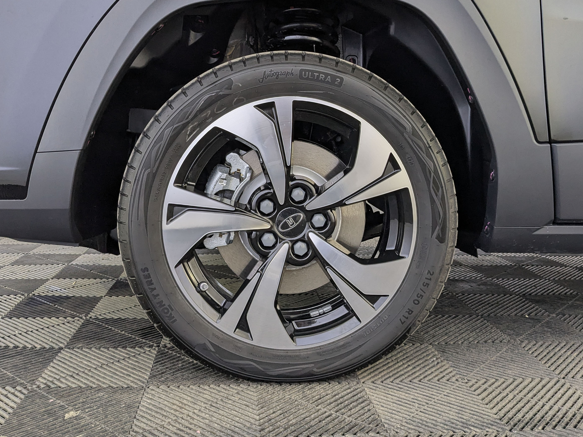 Фото Москвич 3 Комфорт с телематикой 1.5T/136 CVT 5D