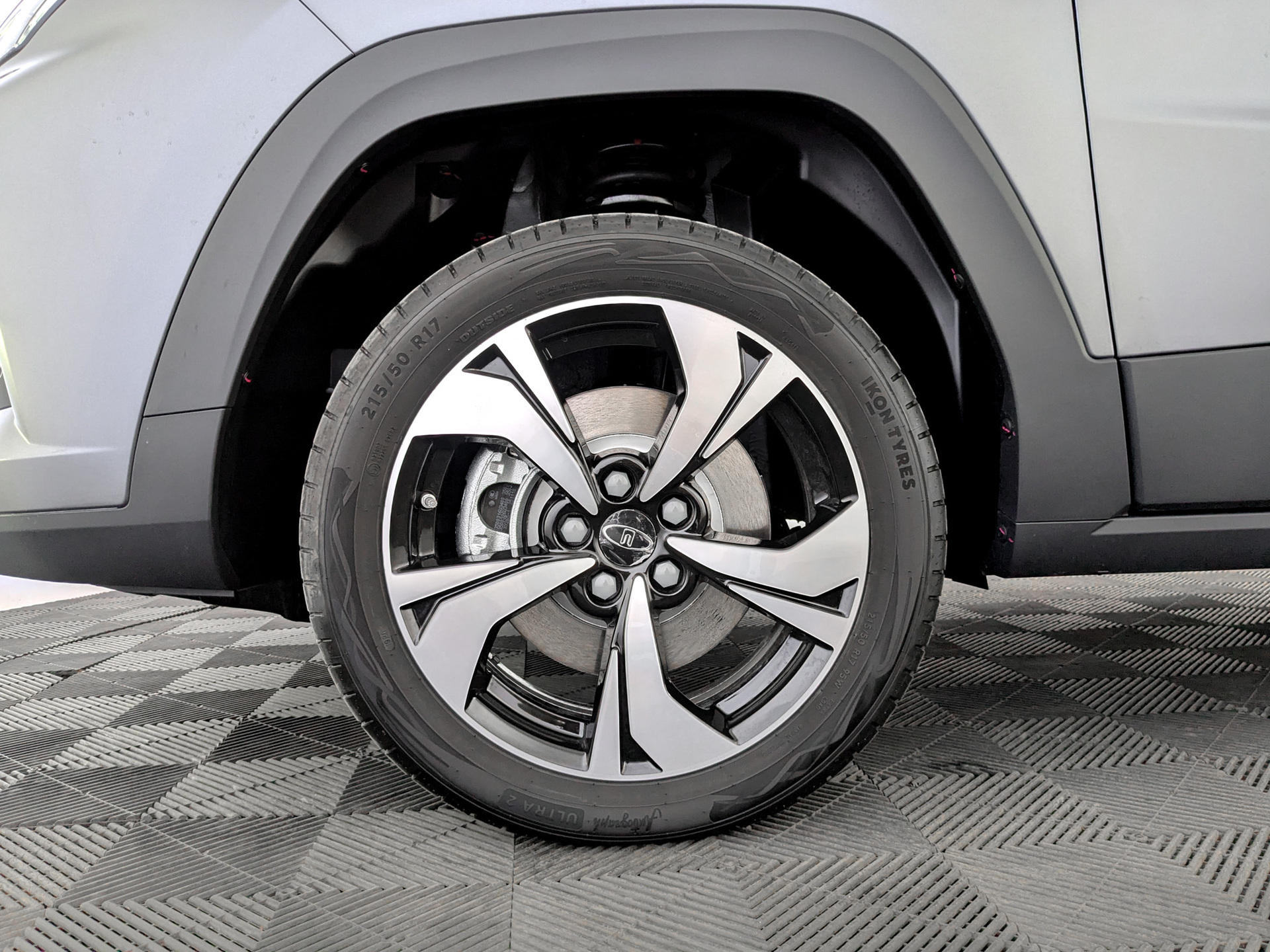 Фото Москвич 3 Стандарт 2026 с телематикой 1.5T/136 CVT 5D