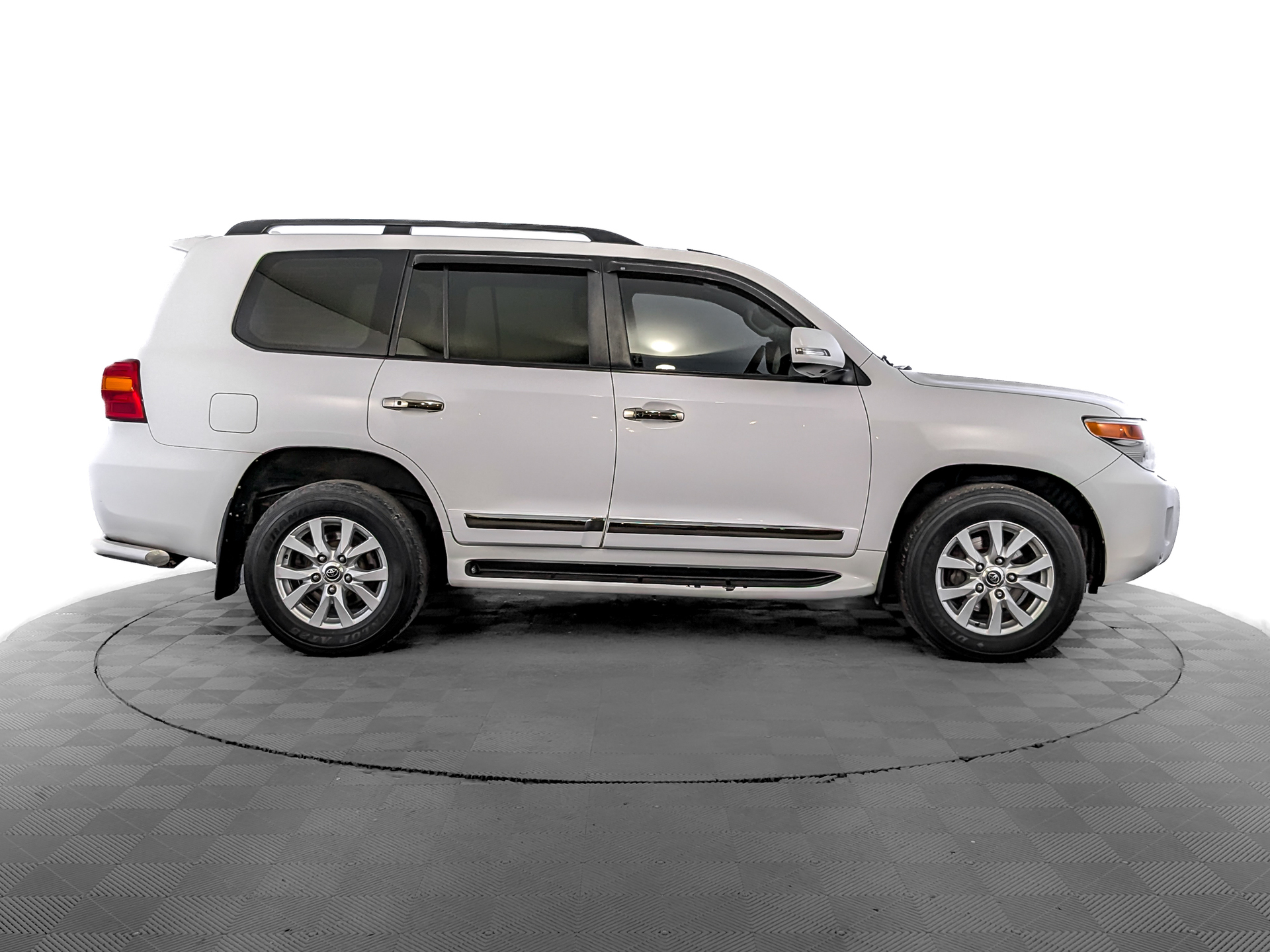 TOYOTA Land Cruiser 200 4.50 (235 л.с), автомат, 2014, пробег 243 989 км