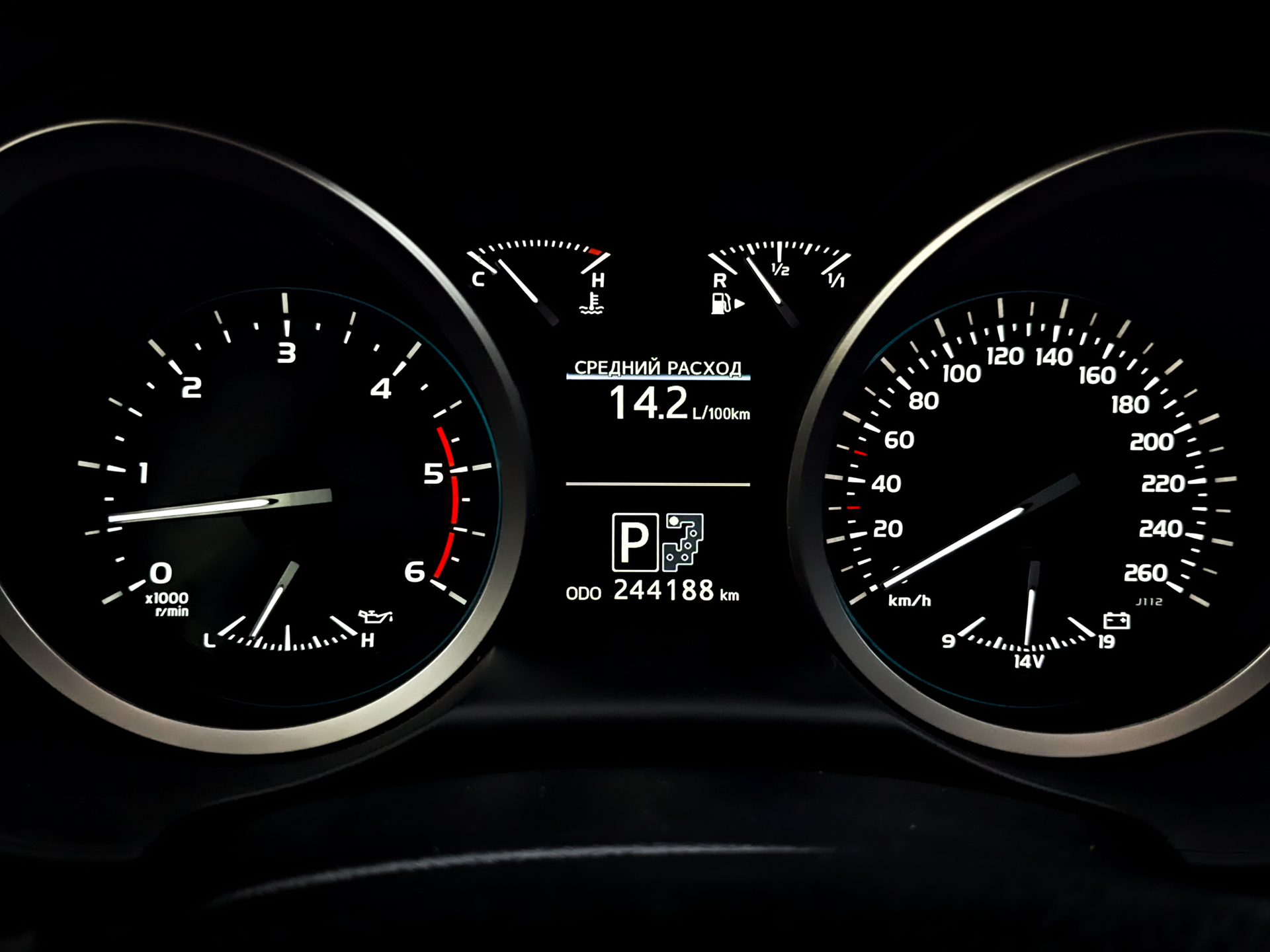 TOYOTA Land Cruiser 200 4.50 (235 л.с), автомат, 2014, пробег 243 989 км
