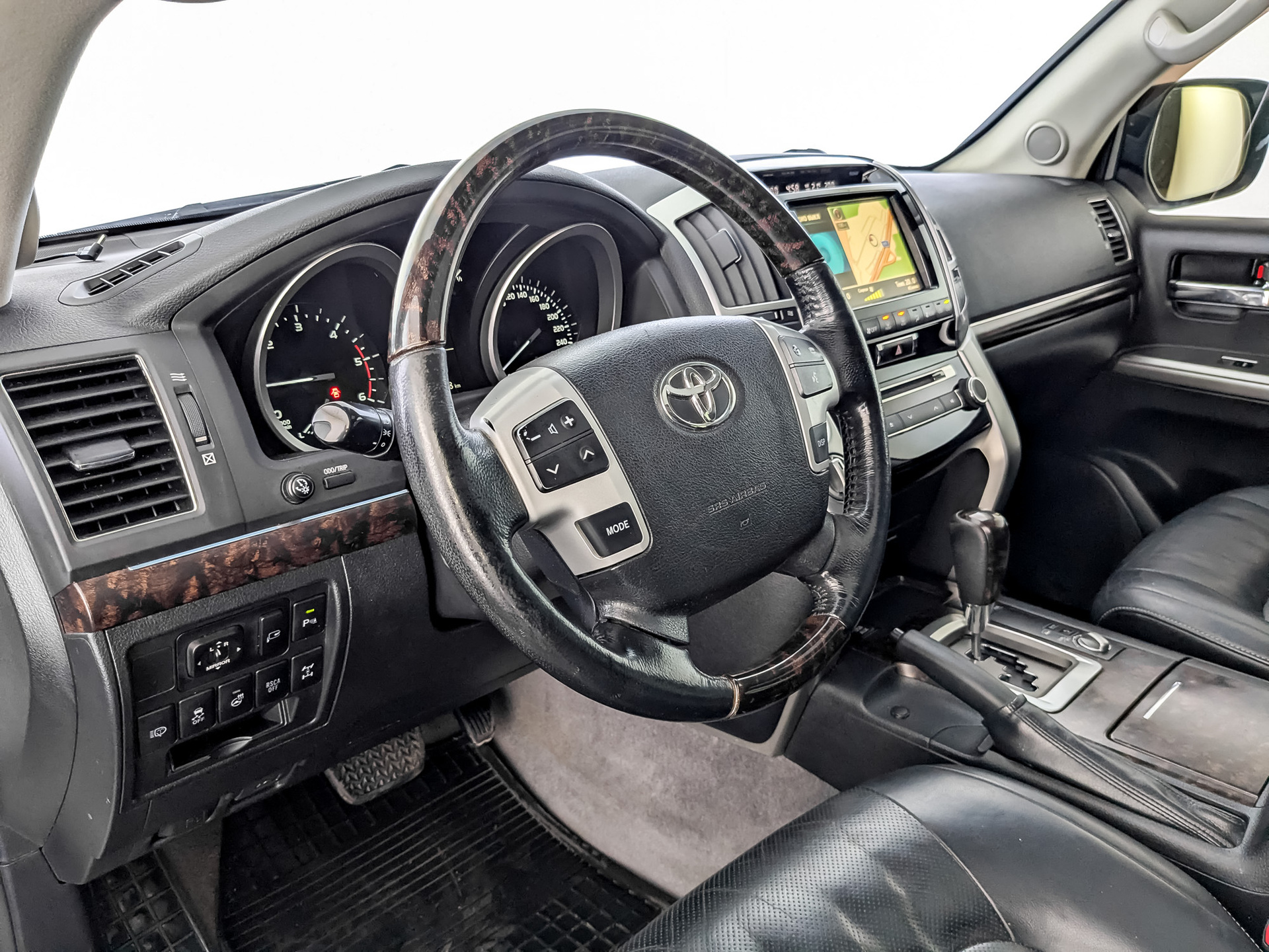 TOYOTA Land Cruiser 200 4.50 (235 л.с), автомат, 2014, пробег 243 989 км