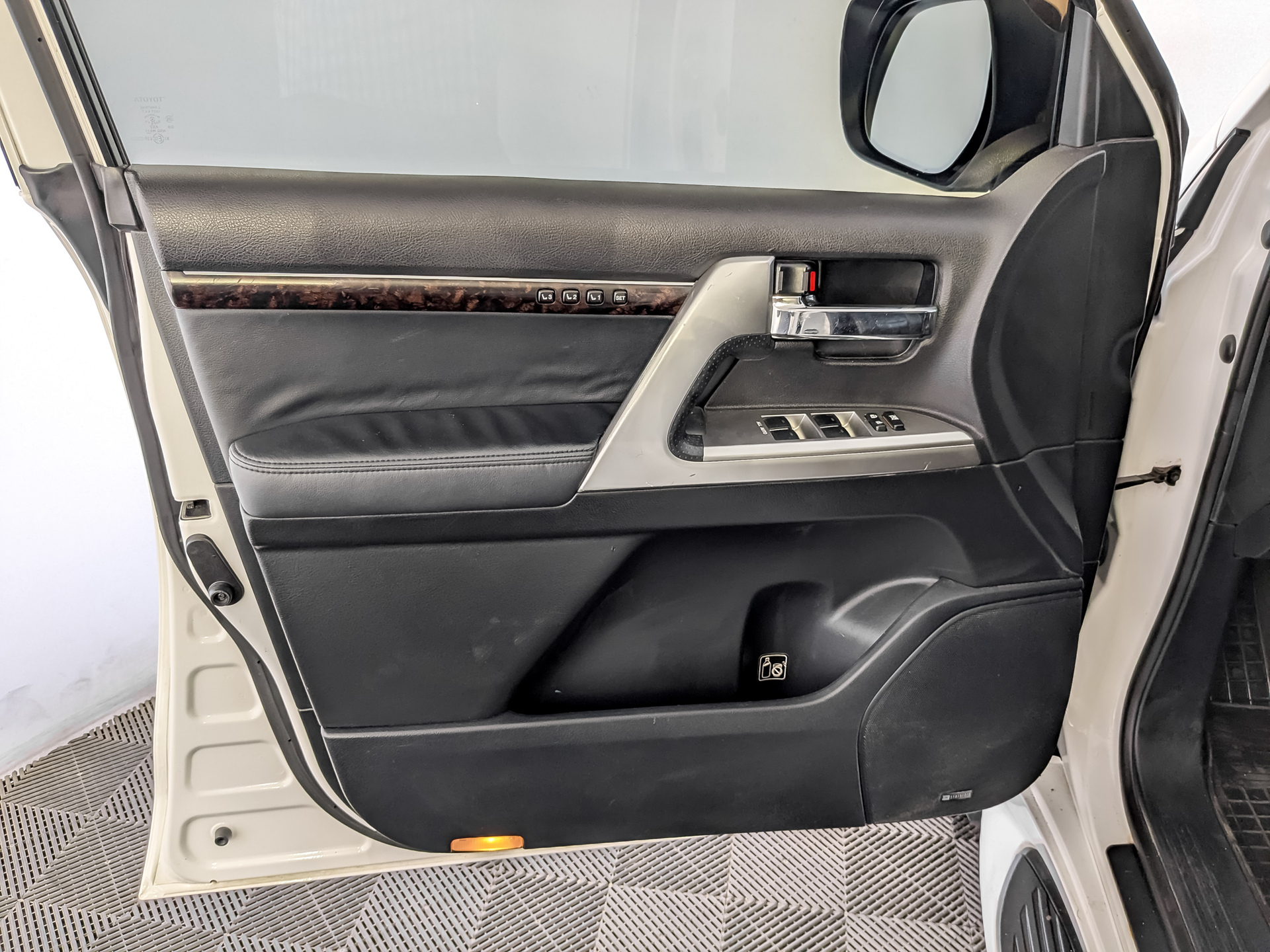 TOYOTA Land Cruiser 200 4.50 (235 л.с), автомат, 2014, пробег 243 989 км
