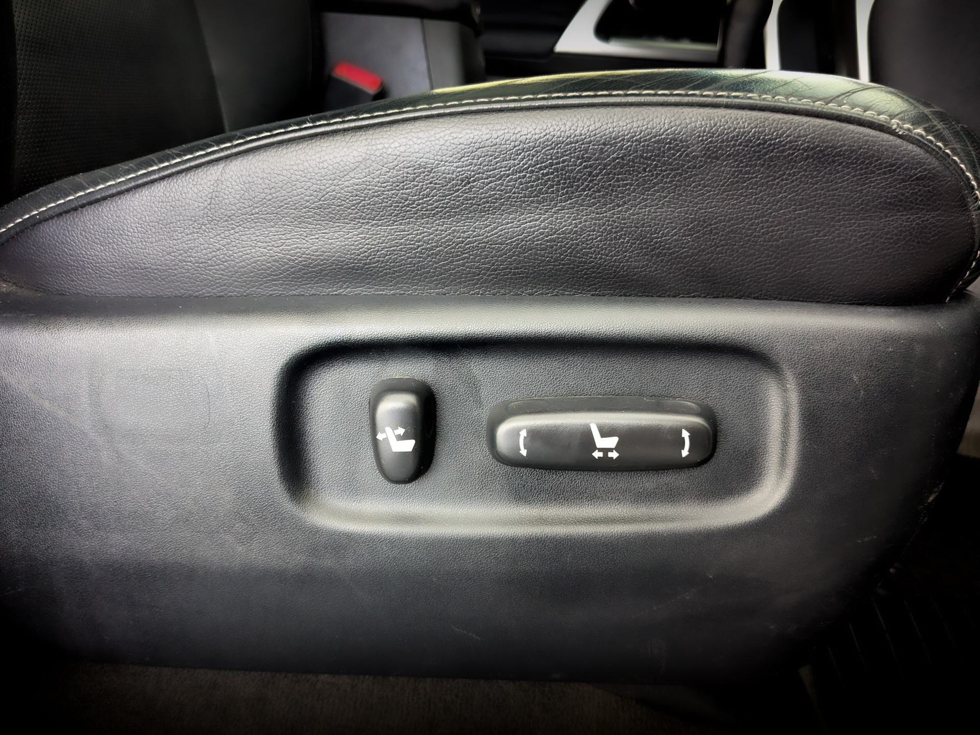 TOYOTA Land Cruiser 200 4.50 (235 л.с), автомат, 2014, пробег 243 989 км