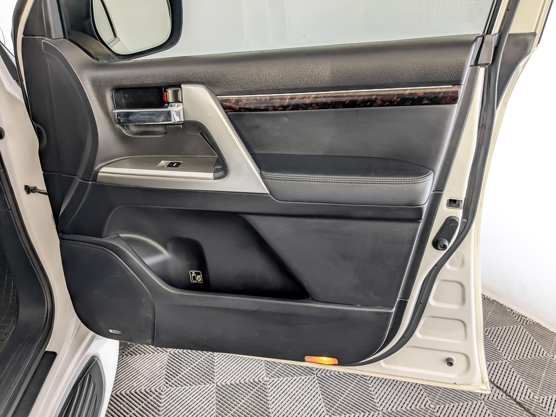 TOYOTA Land Cruiser 200 4.50 (235 л.с), автомат, 2014, пробег 243 989 км