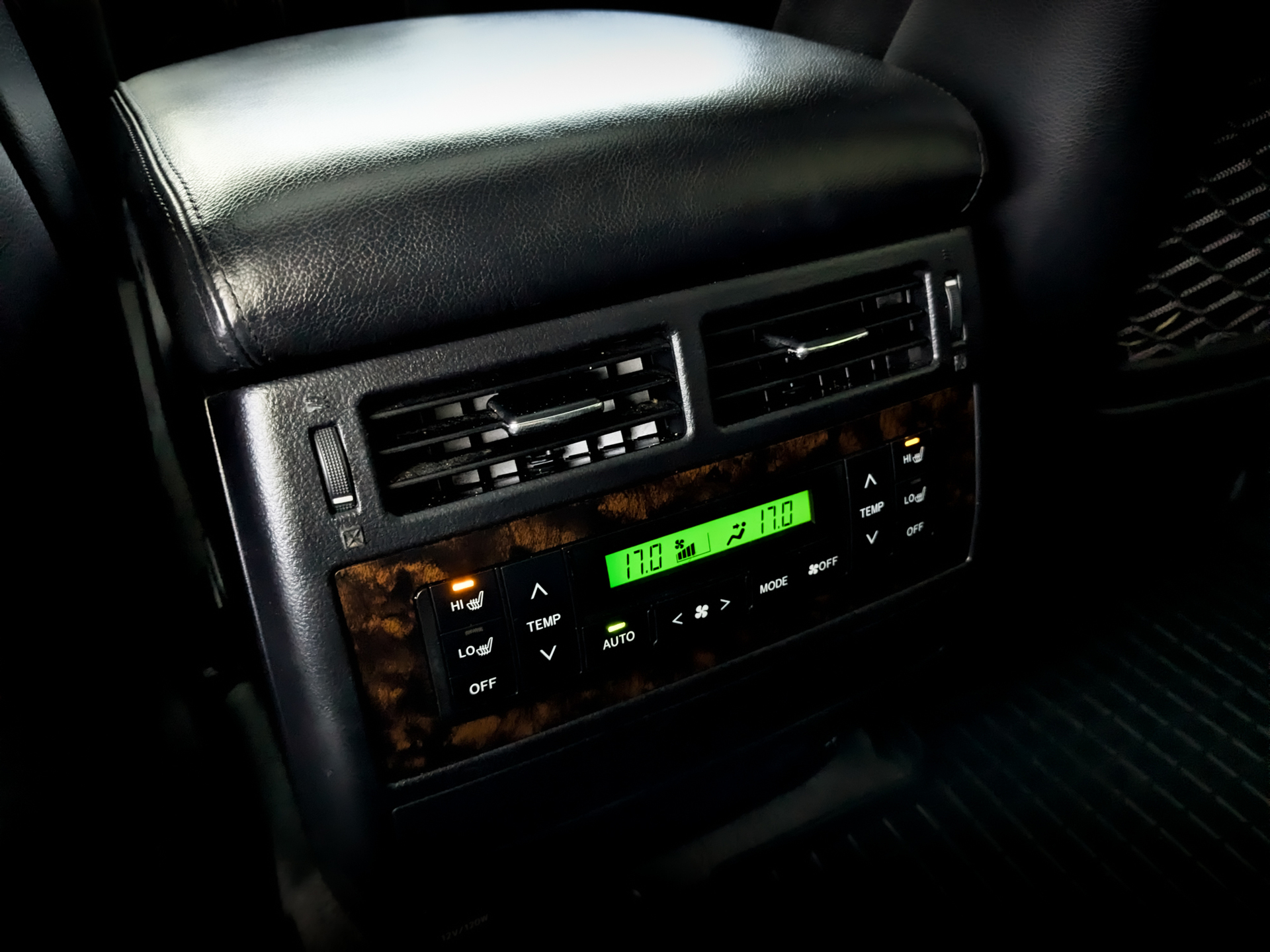 TOYOTA Land Cruiser 200 4.50 (235 л.с), автомат, 2014, пробег 243 989 км