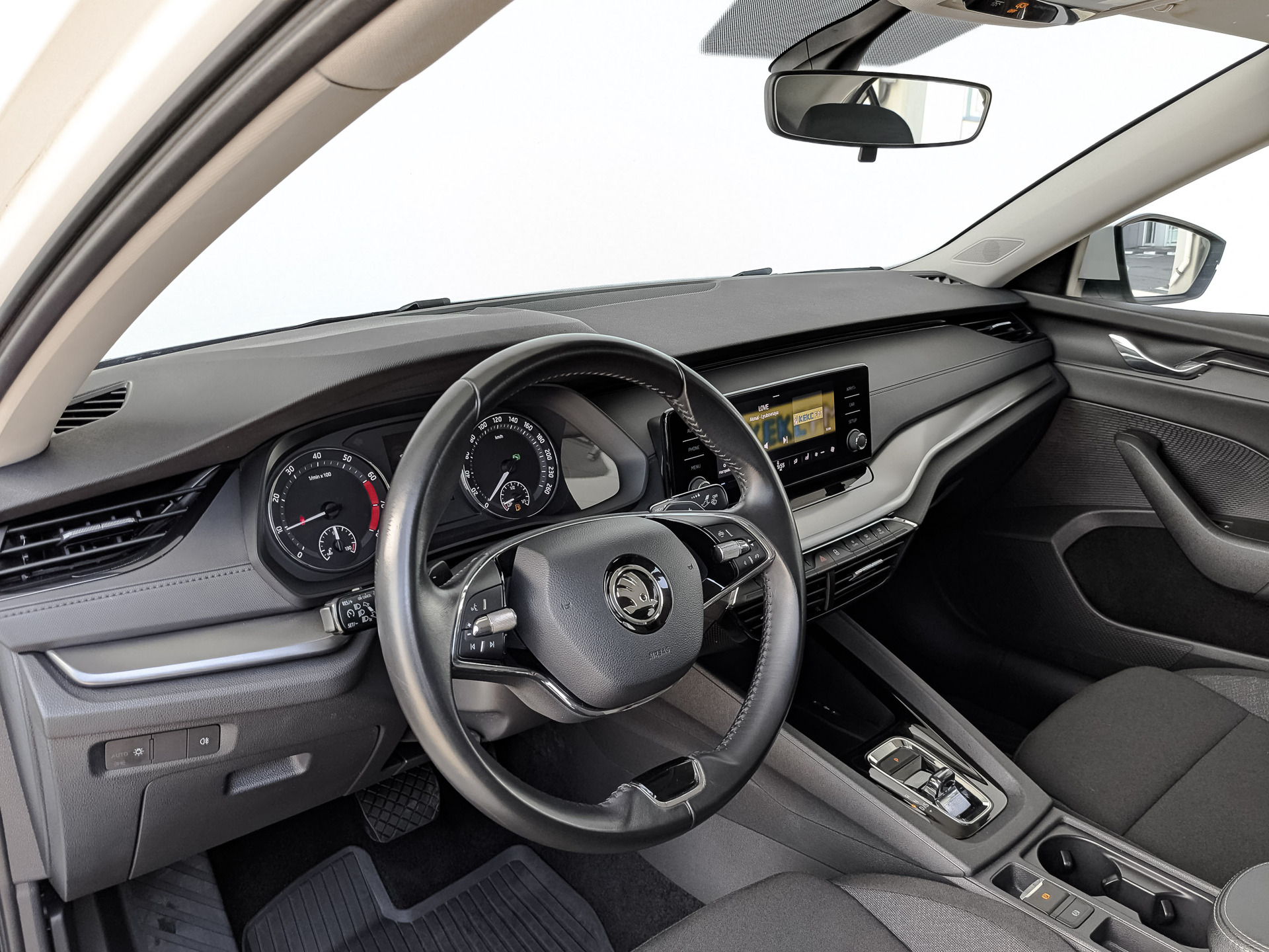 SKODA Octavia 1.60 (110 л.с), автомат, 2021, пробег 87 506 км