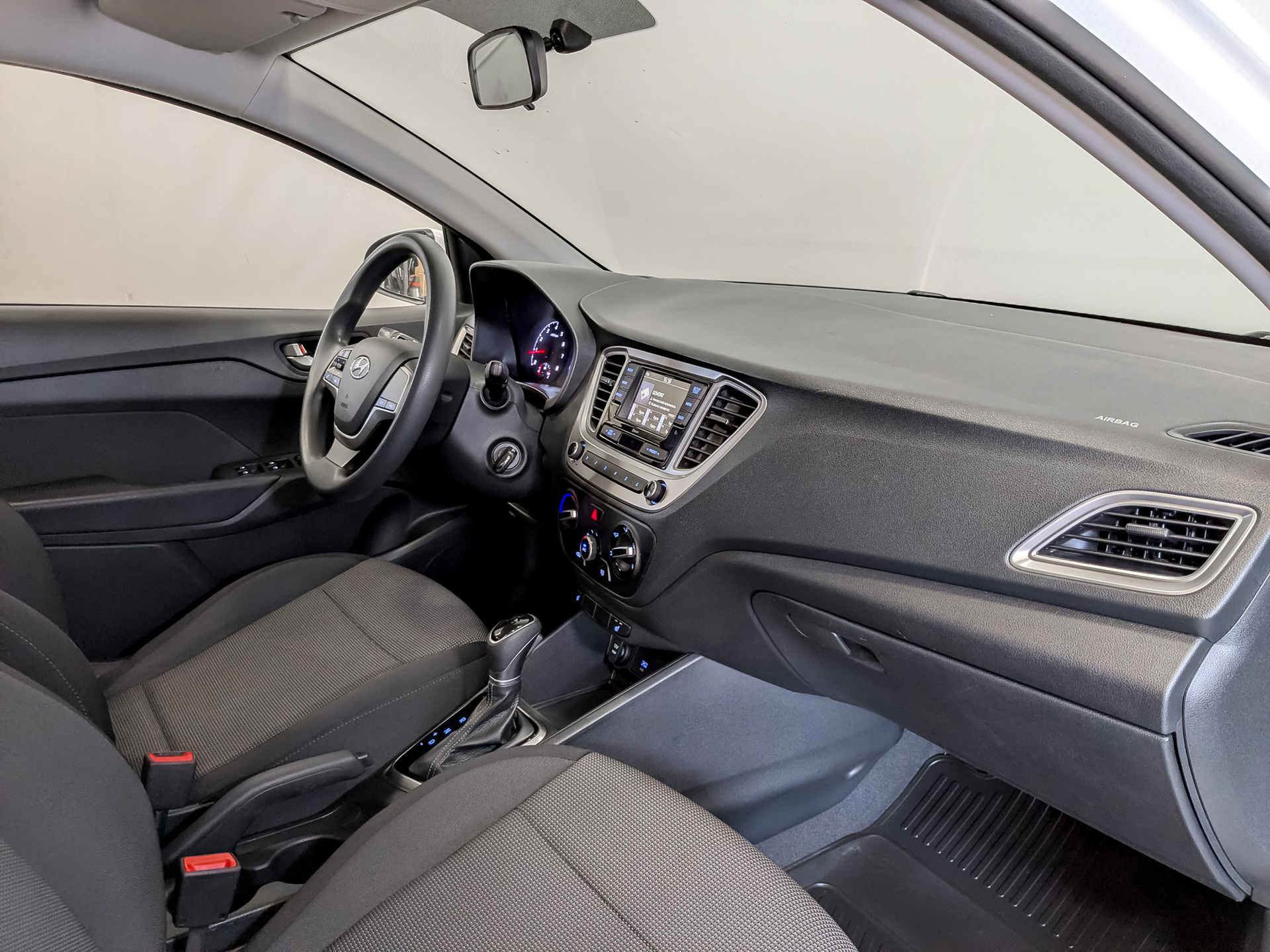 HYUNDAI Solaris 1.60 (123 л.с), автомат, 2022, пробег 83 964 км