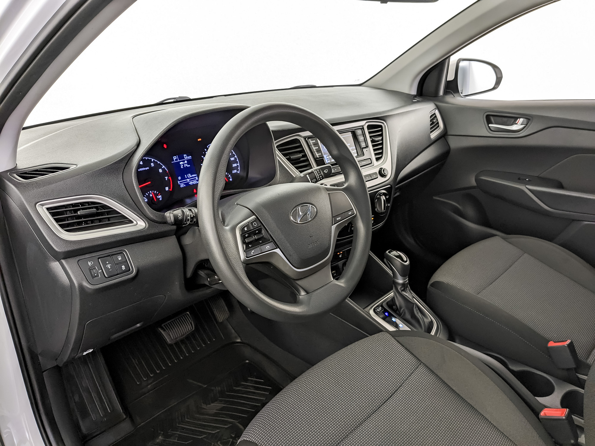 HYUNDAI Solaris 1.60 (123 л.с), автомат, 2022, пробег 49 356 км