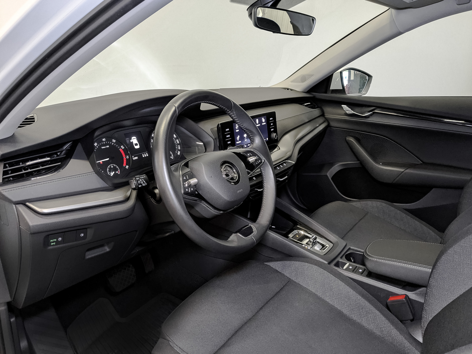 SKODA Octavia 1.60 (110 л.с), автомат, 2021, пробег 52 991 км