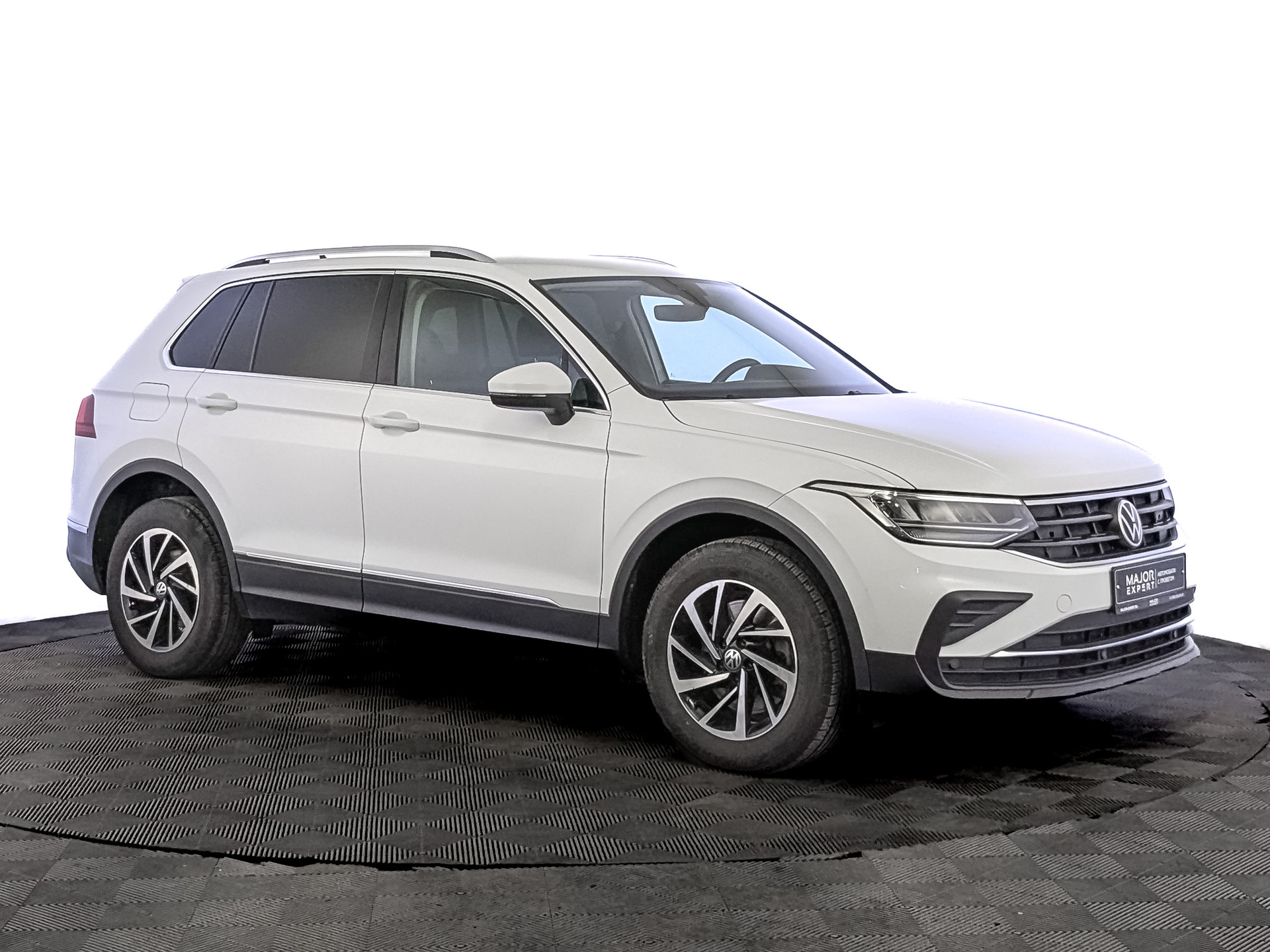 VOLKSWAGEN Tiguan 2.00 (180 л.с), автомат, 2021, пробег 115 730 км
