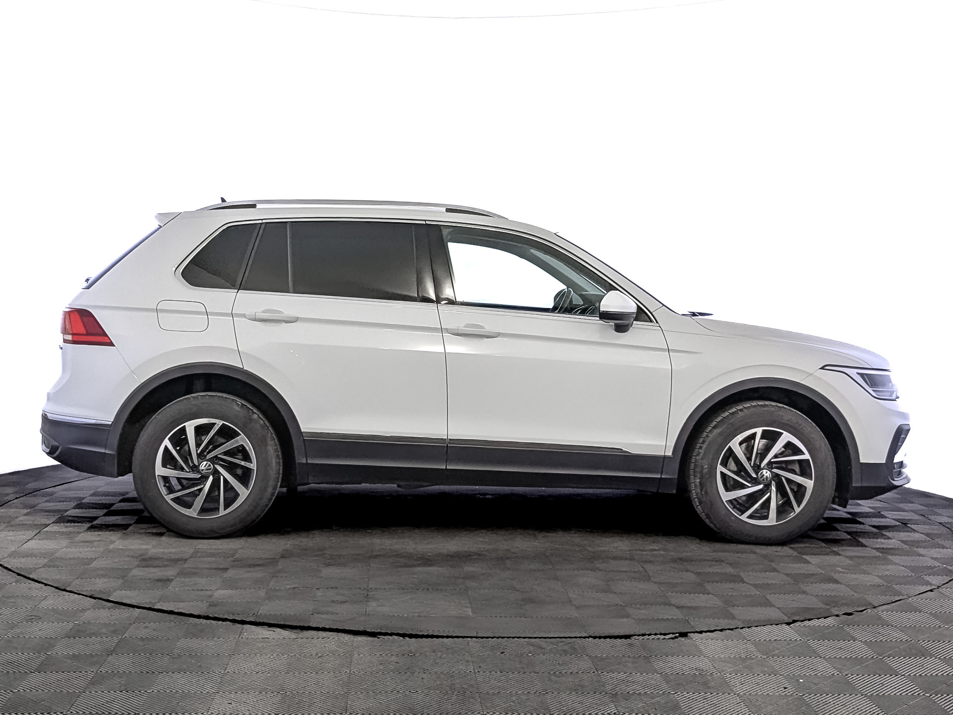 VOLKSWAGEN Tiguan 2.00 (180 л.с), автомат, 2021, пробег 115 730 км