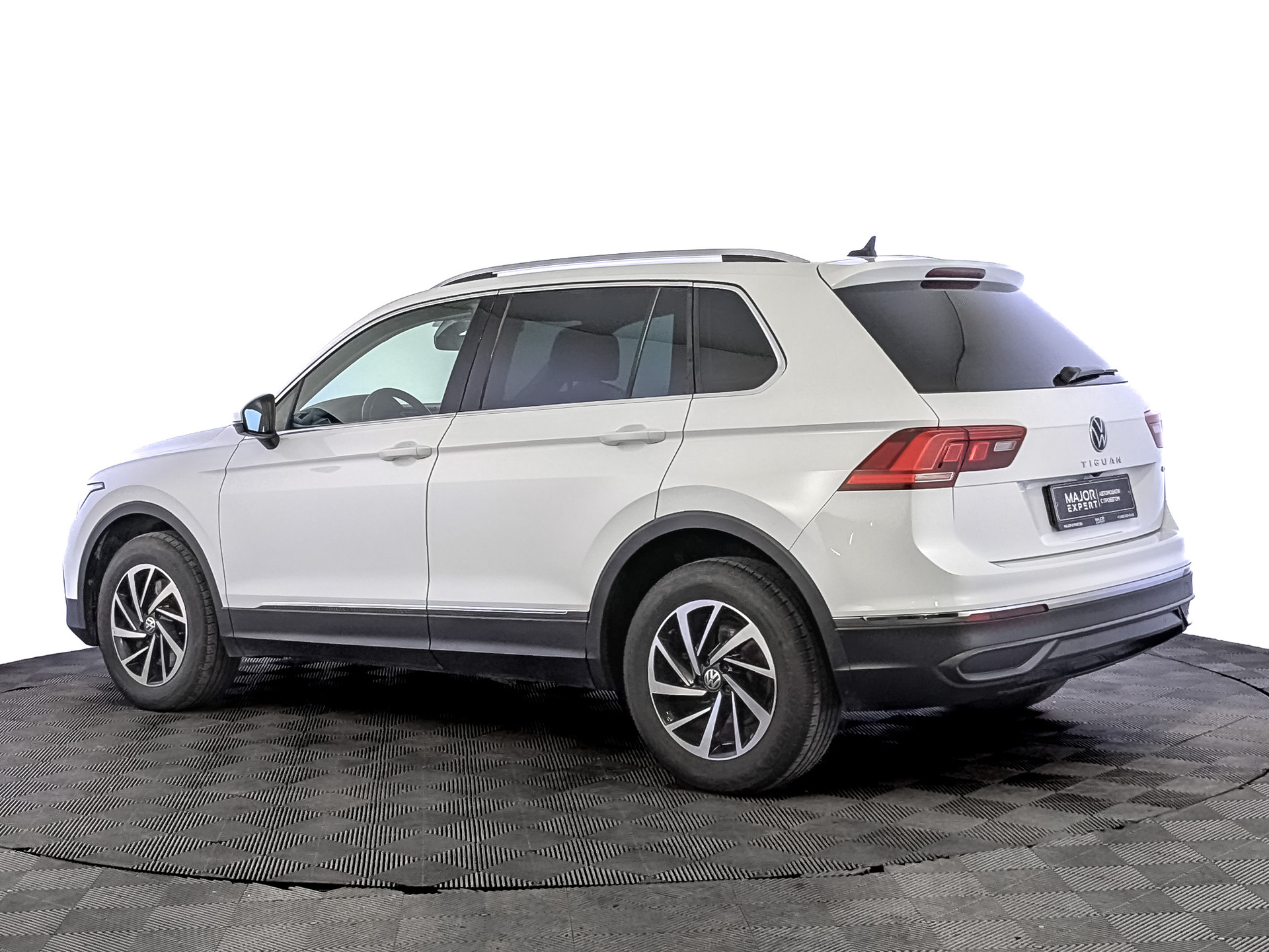 VOLKSWAGEN Tiguan 2.00 (180 л.с), автомат, 2021, пробег 115 730 км